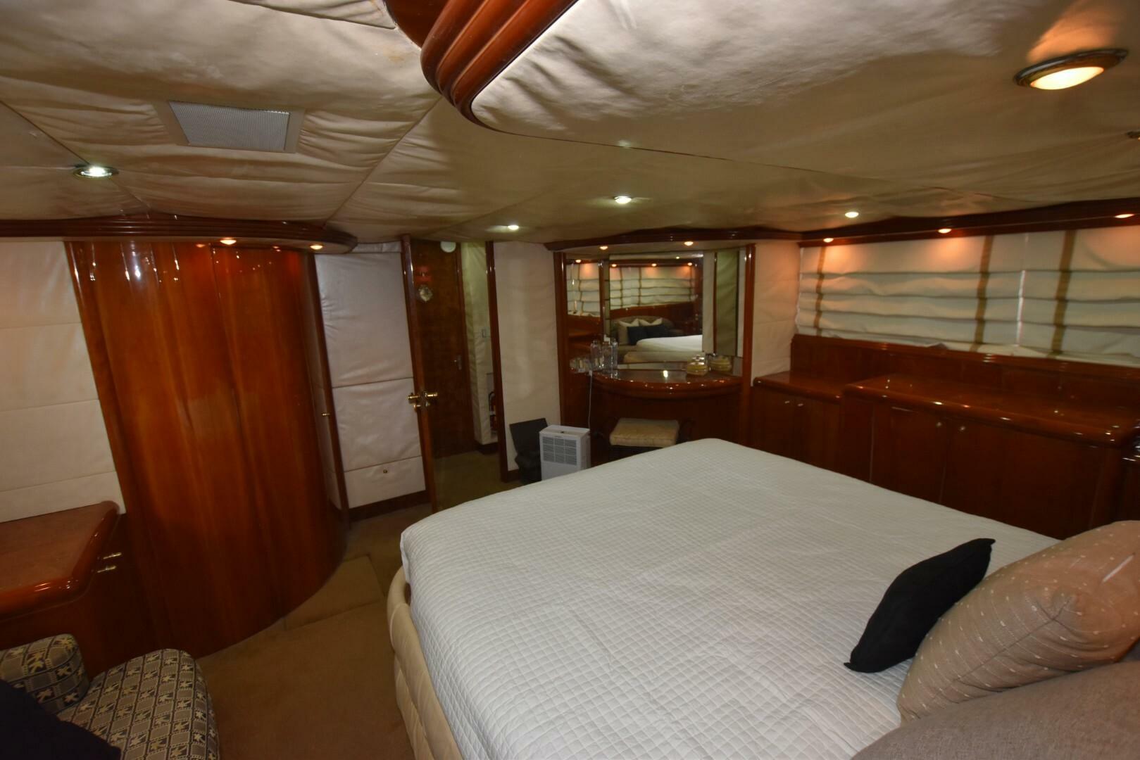 1998 Hatteras 74 Sportdeck - Image 13