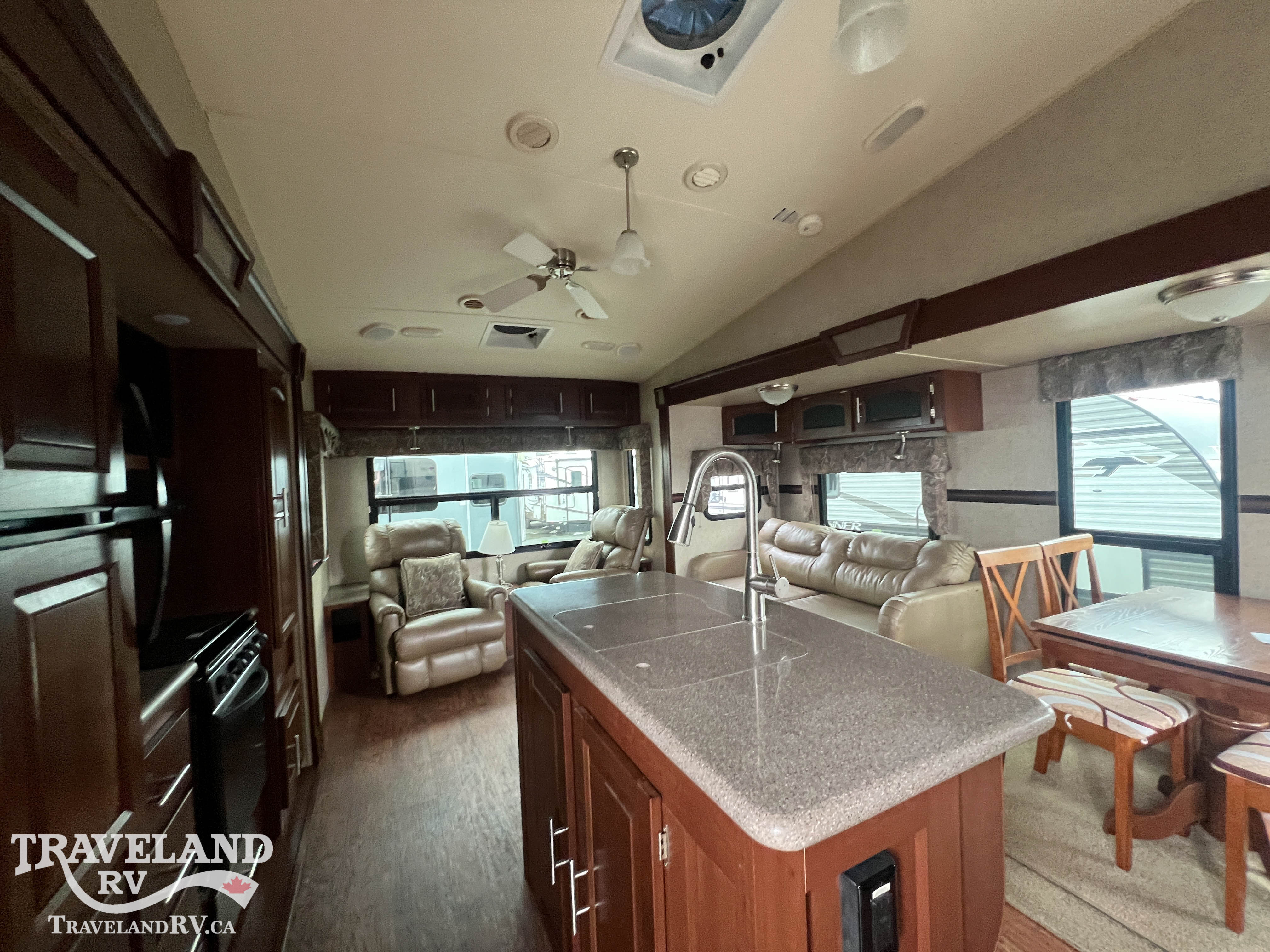 2015 Forest River Rockwood Signature Ultra Lite ULTRA LITE 8285IKWS - Image 2