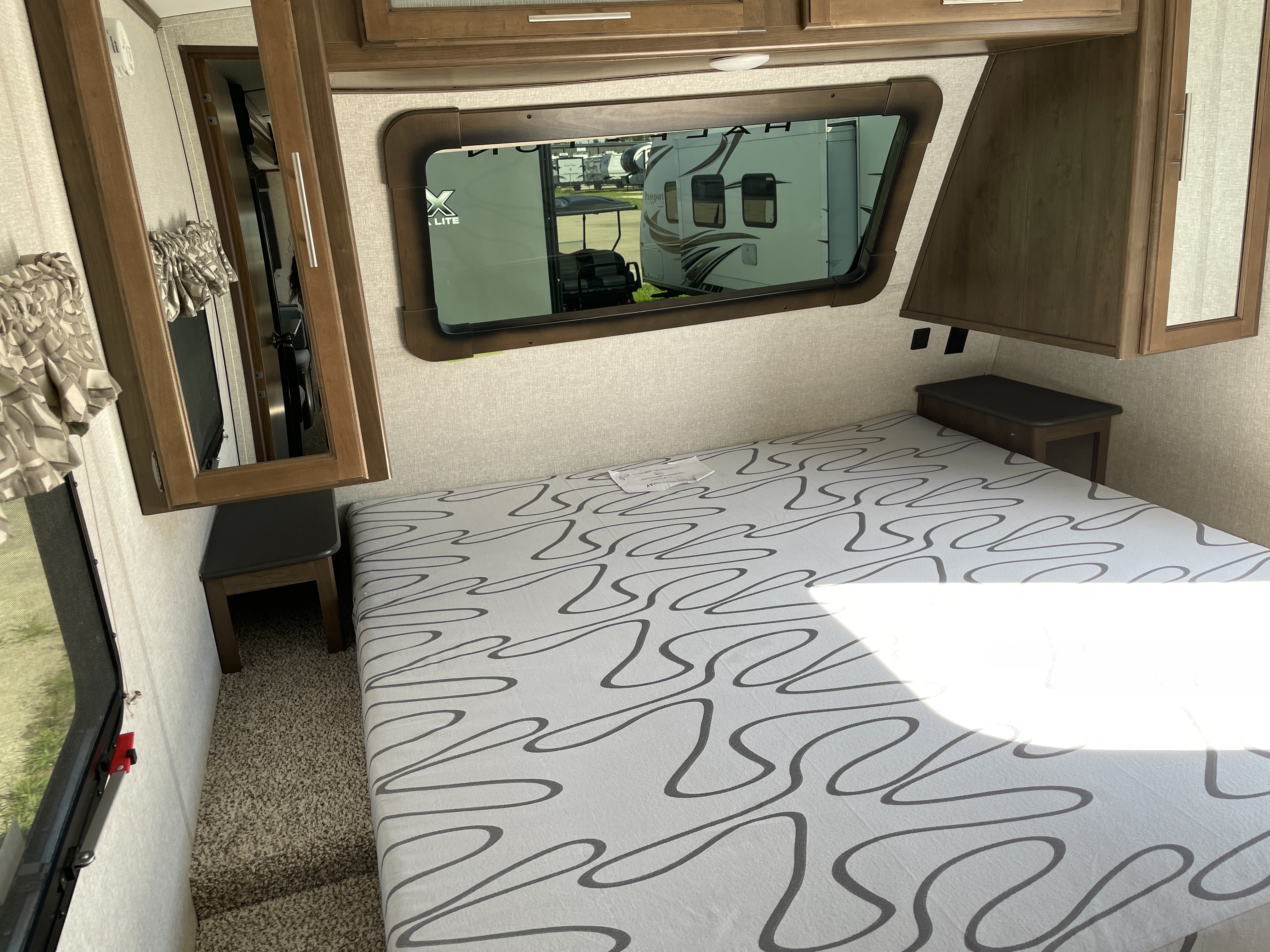 2019 Keystone RV Cougar X-Lite 27SAB - Image 8