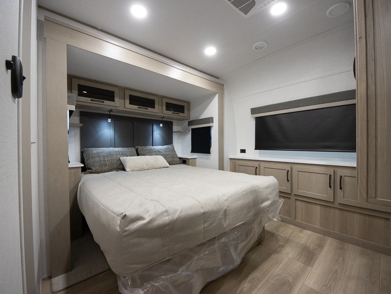 2025 Forest River Rockwood Signature Ultra Lite 8336BH - Image 18