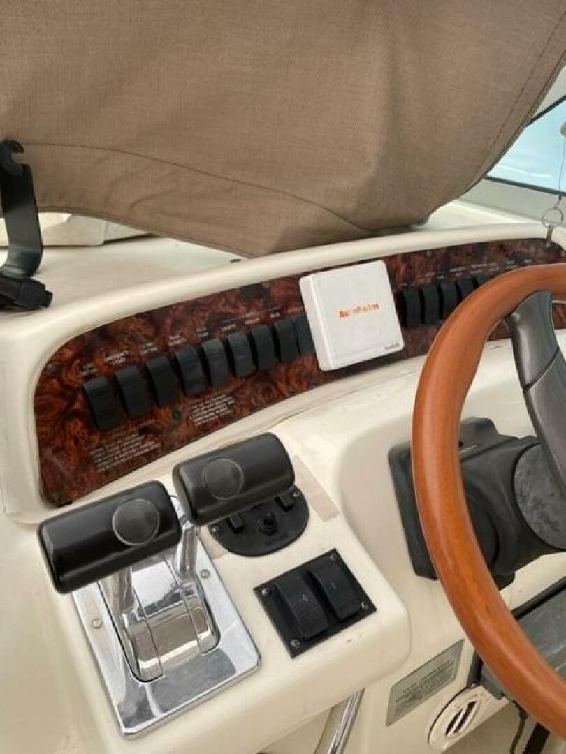 1996 Sea Ray 330DA - Image 8