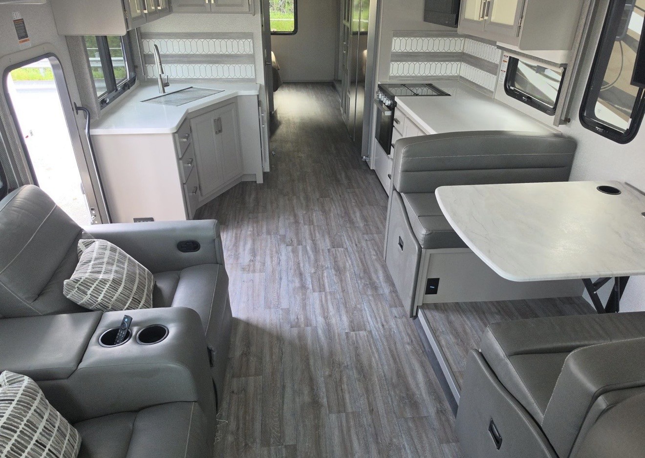 2024 THOR MOTOR COACH ILLUMINATE DD35 - Image 6