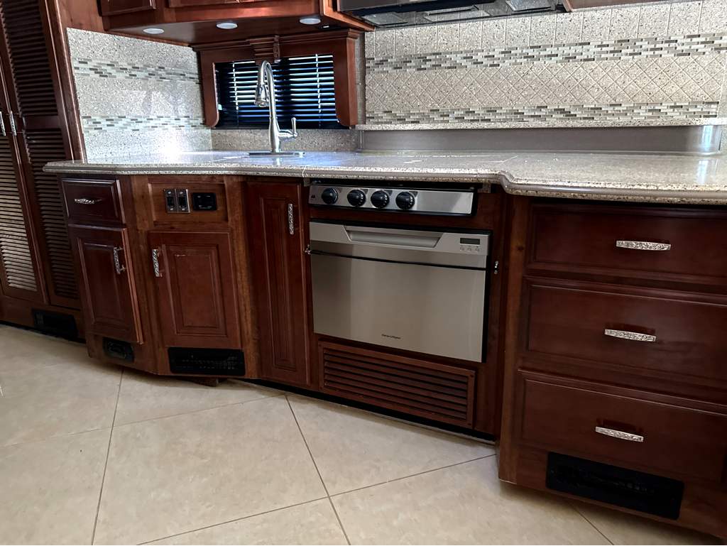 2014 Fleetwood DISCOVERY 40E - Image 20