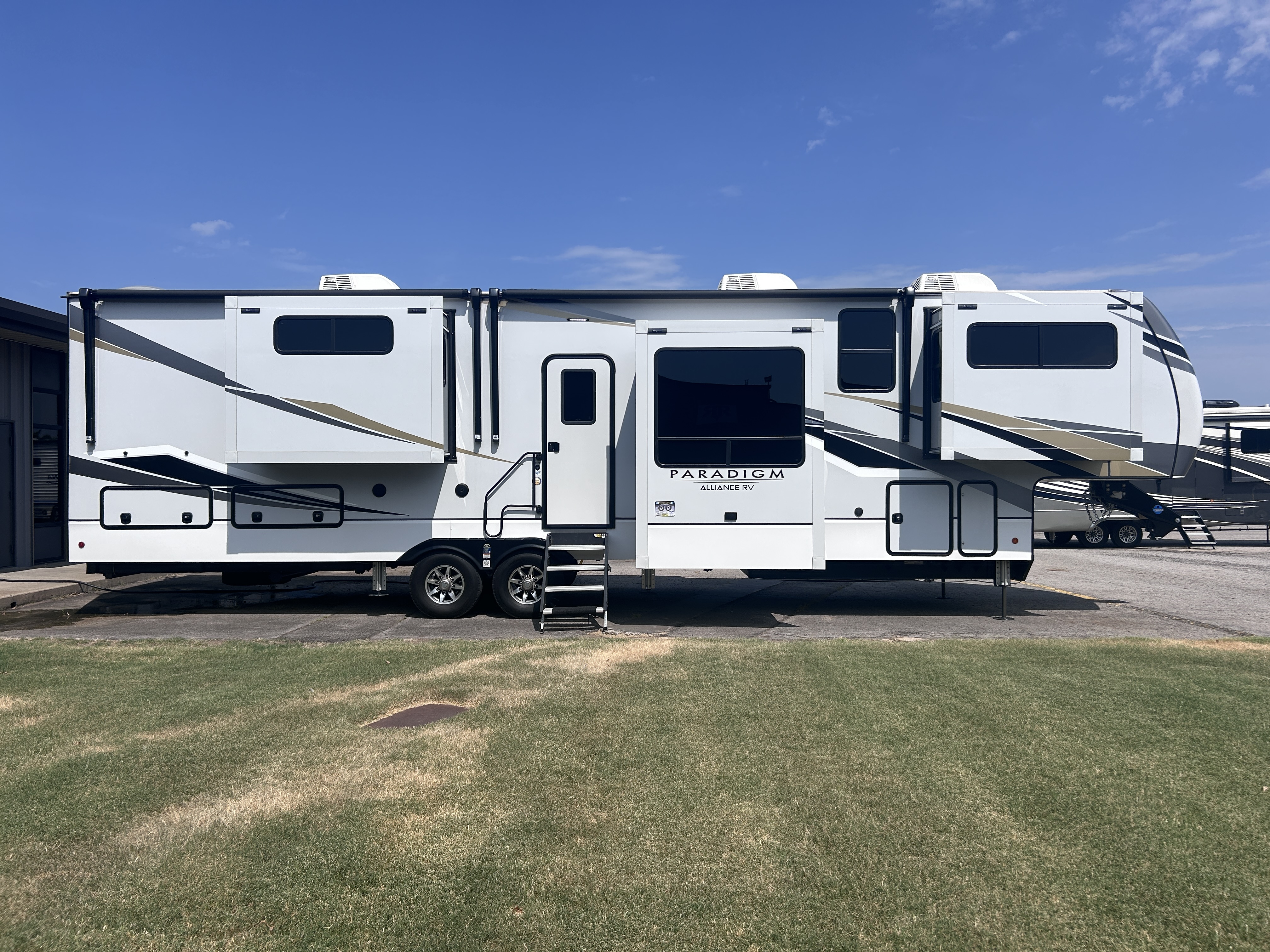 2022 Alliance 385FL PARADIGM - Image 2