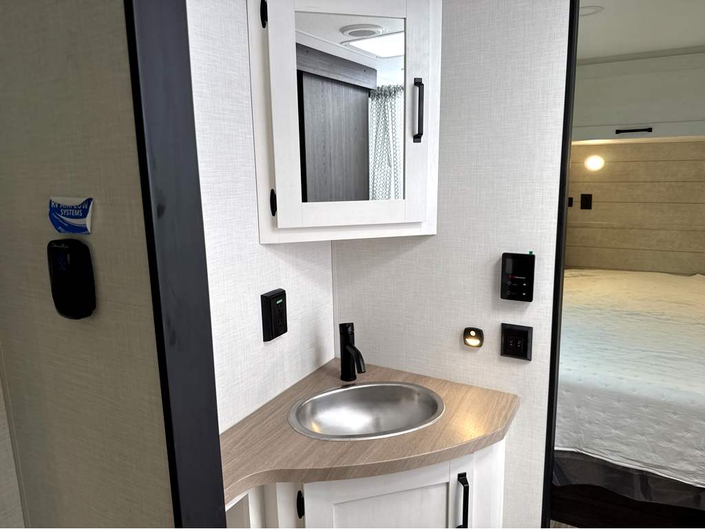2027 VENTURE RV SIENNA 241VRD - Image 25