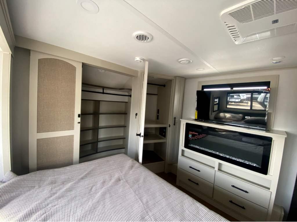 2026 GRAND DESIGN SOLITUDE 414LJMJ - Image 34