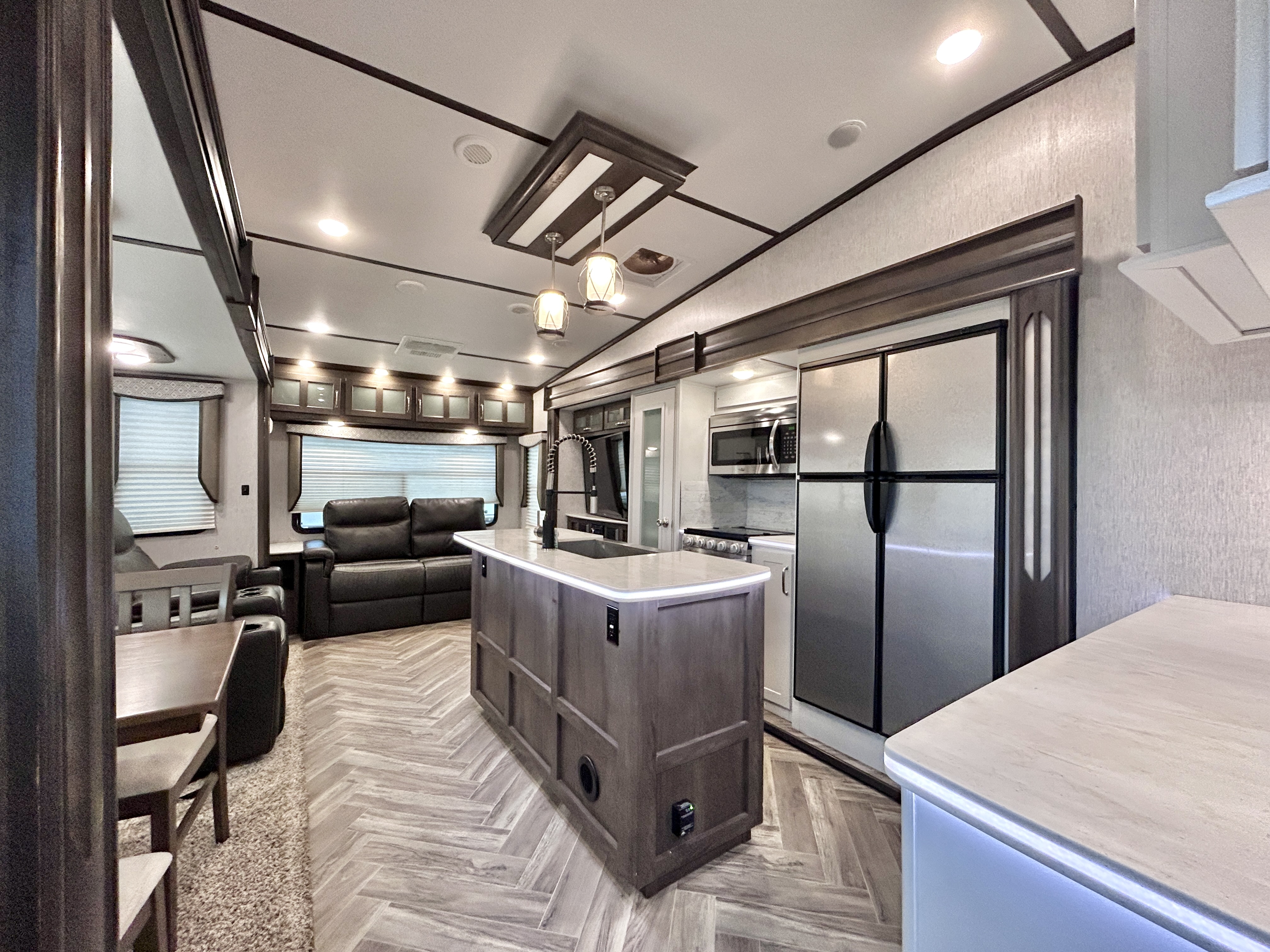 2020 Dutchmen Astoria 3173RLP - Image 8