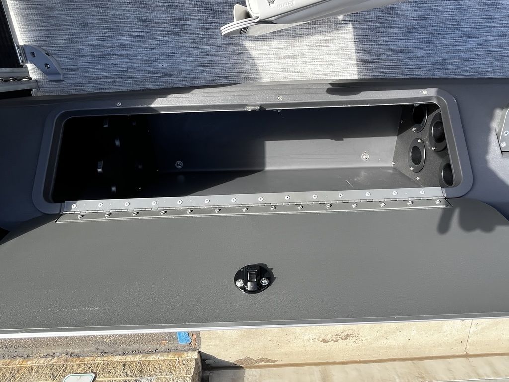 2026 Bennington 22SFC TriToon Pontoon - Image 10