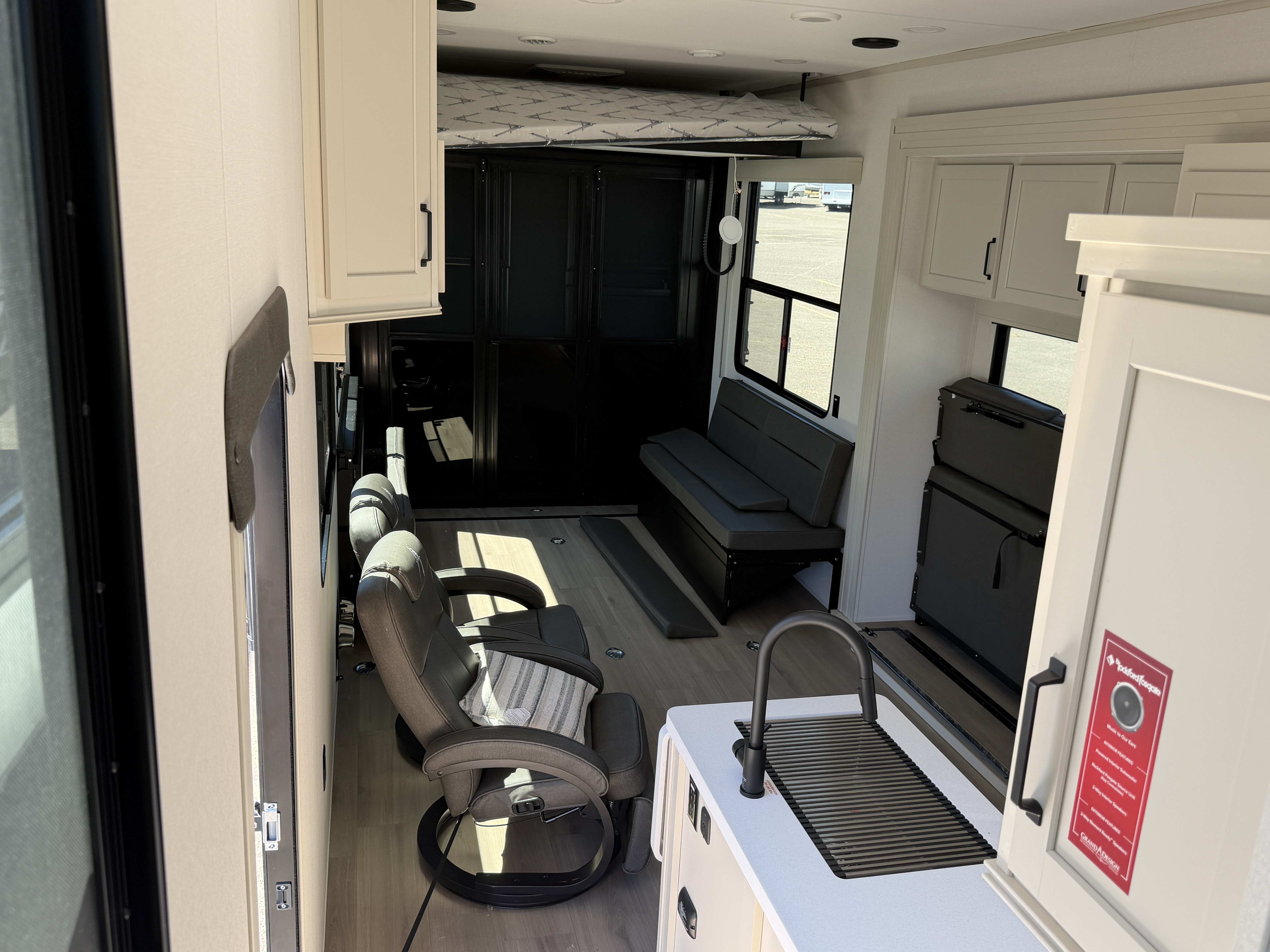 2026 Grand Design Momentum G-Class 325G - Image 22