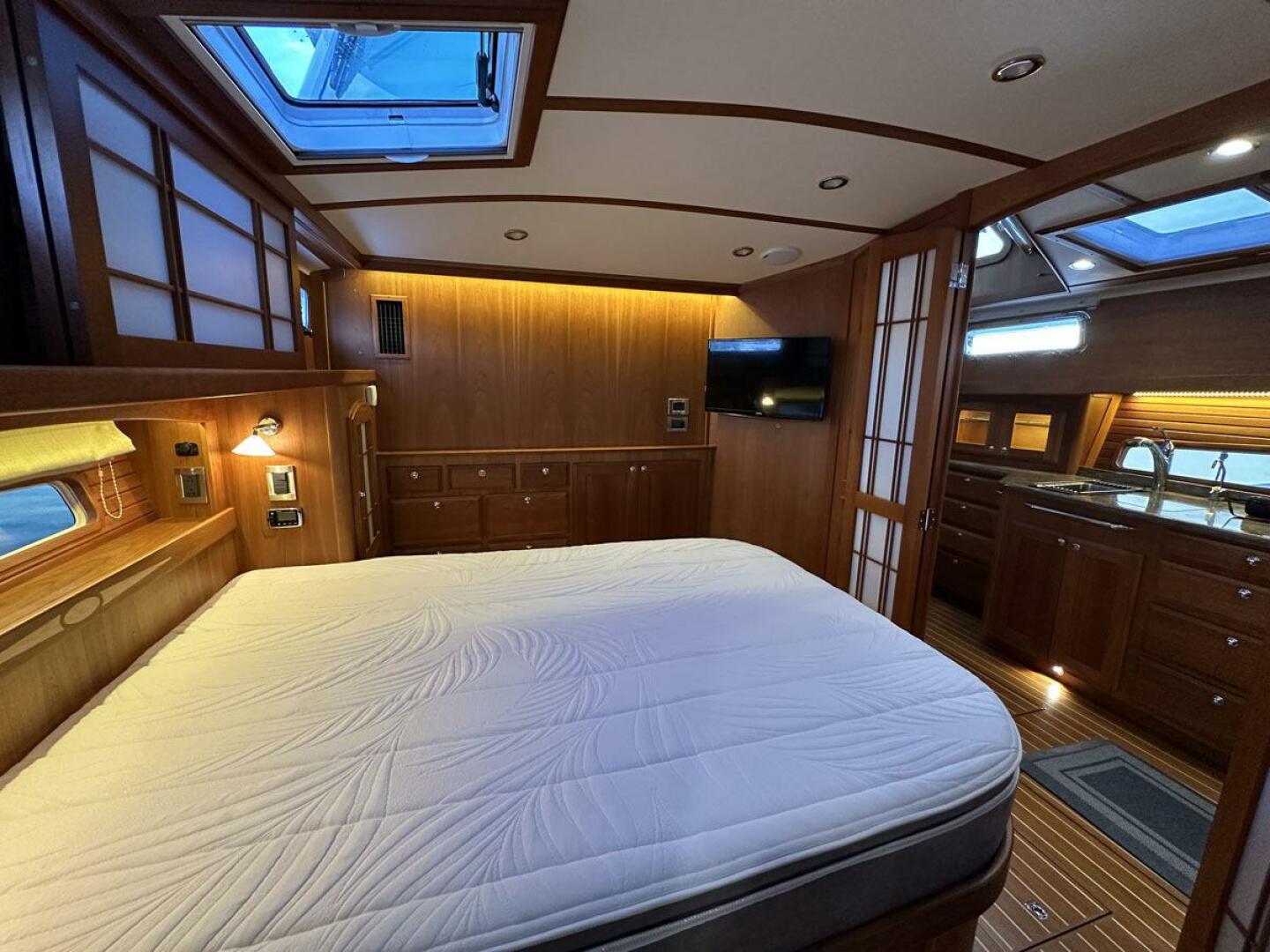 2018 Sabre 48 Flybridge Sedan - Image 19