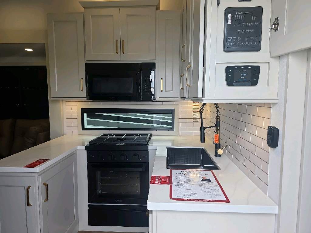 2027 GRAND DESIGN INFLUENCE 3804DS - Image 8