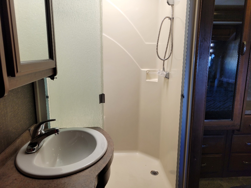 2014 Fleetwood Bounder 36E - Image 22