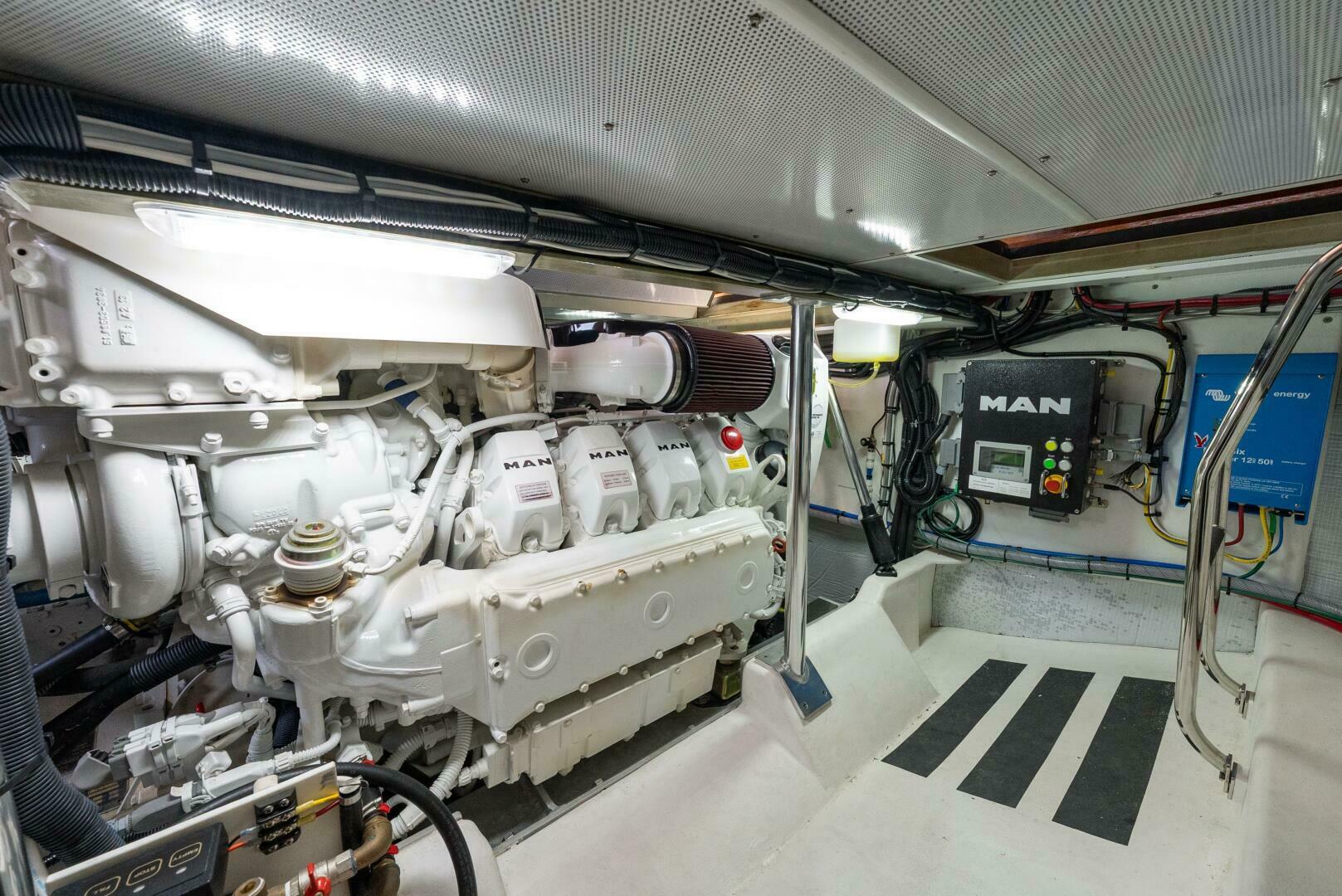 2019 Lowell Flybridge - Image 23