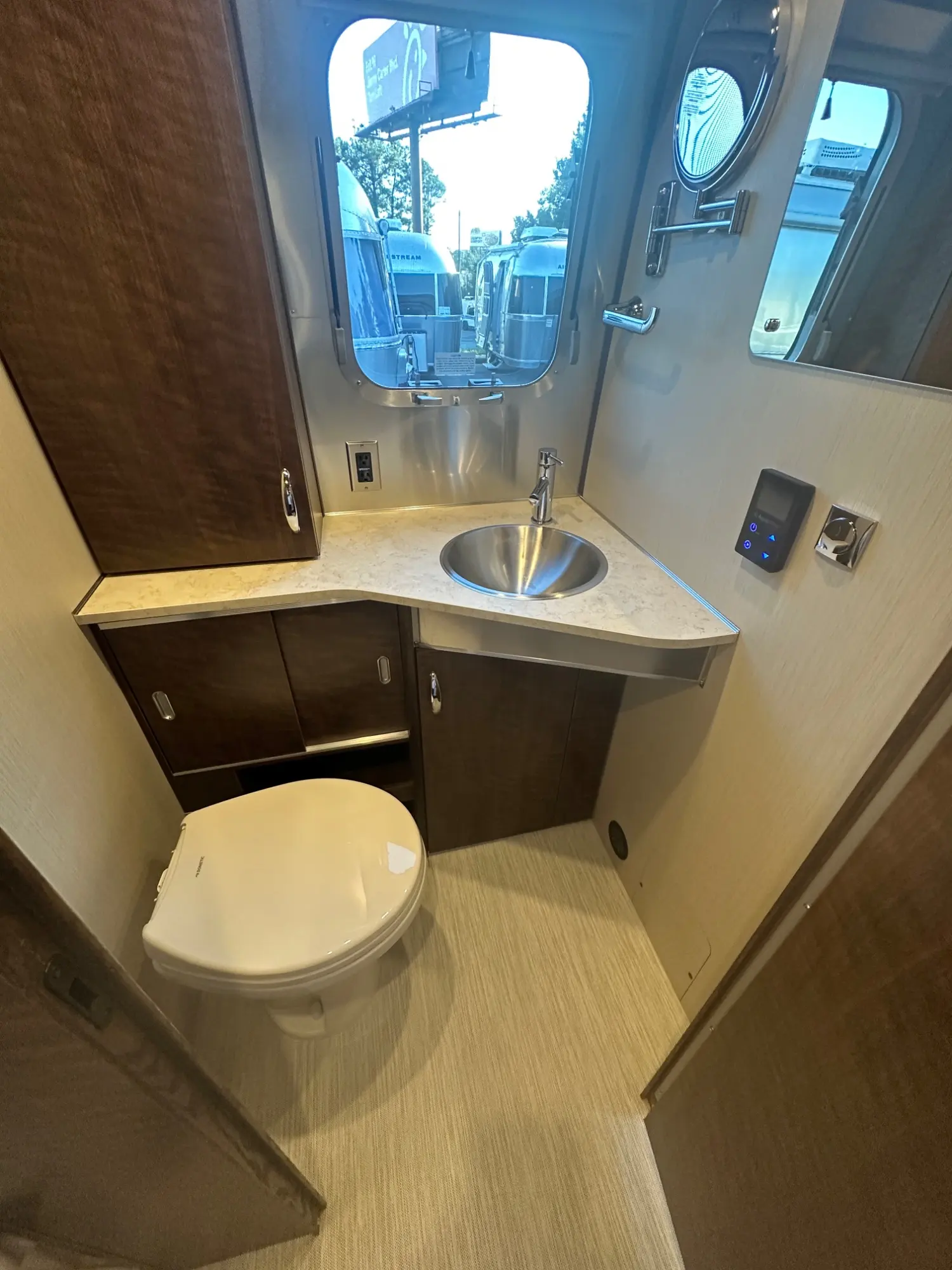 2027 Airstream Globetrotter 25FBT - Image 14