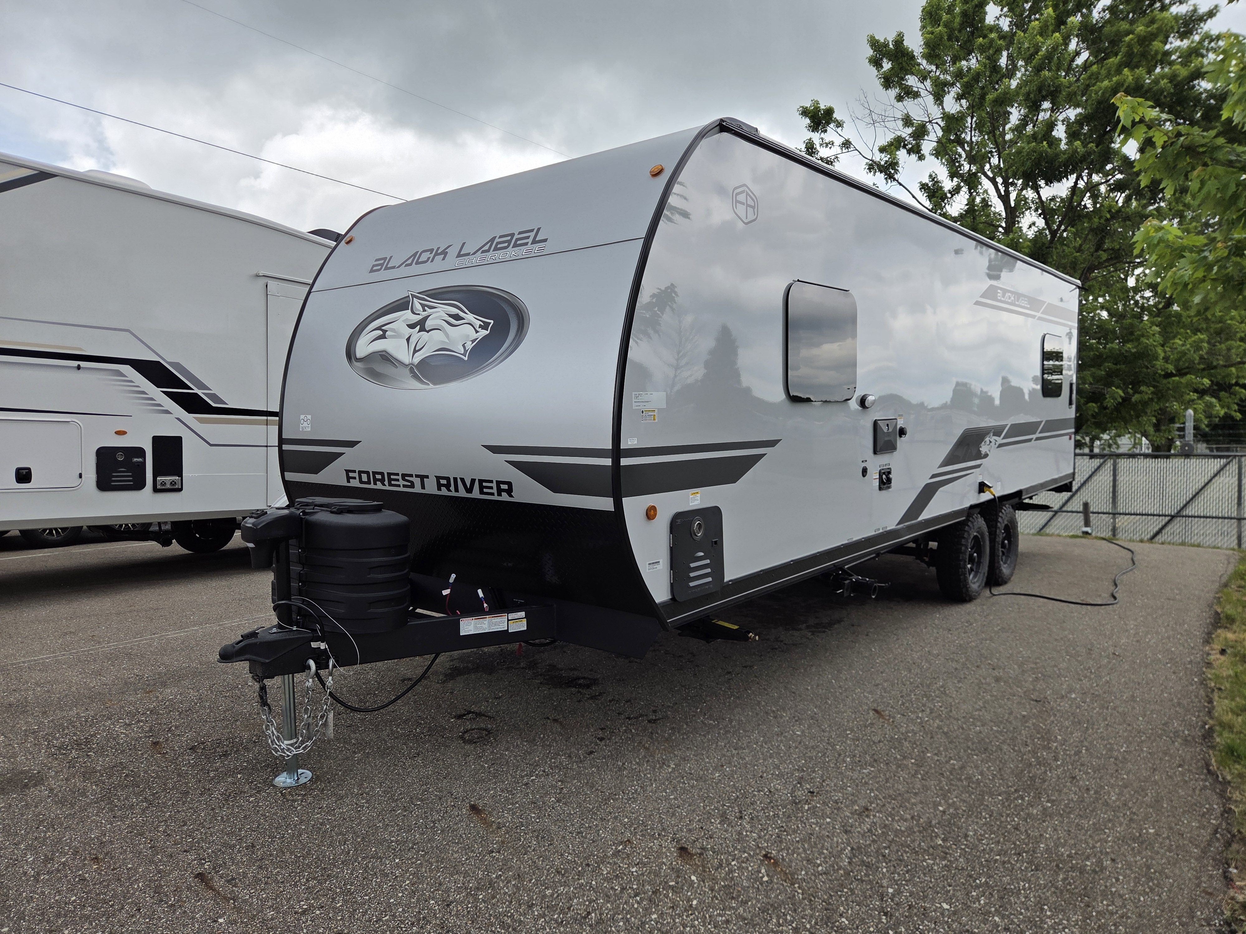 2027 Forest River Cherokee Grey Wolf Black Label 22RRBL - Image 4
