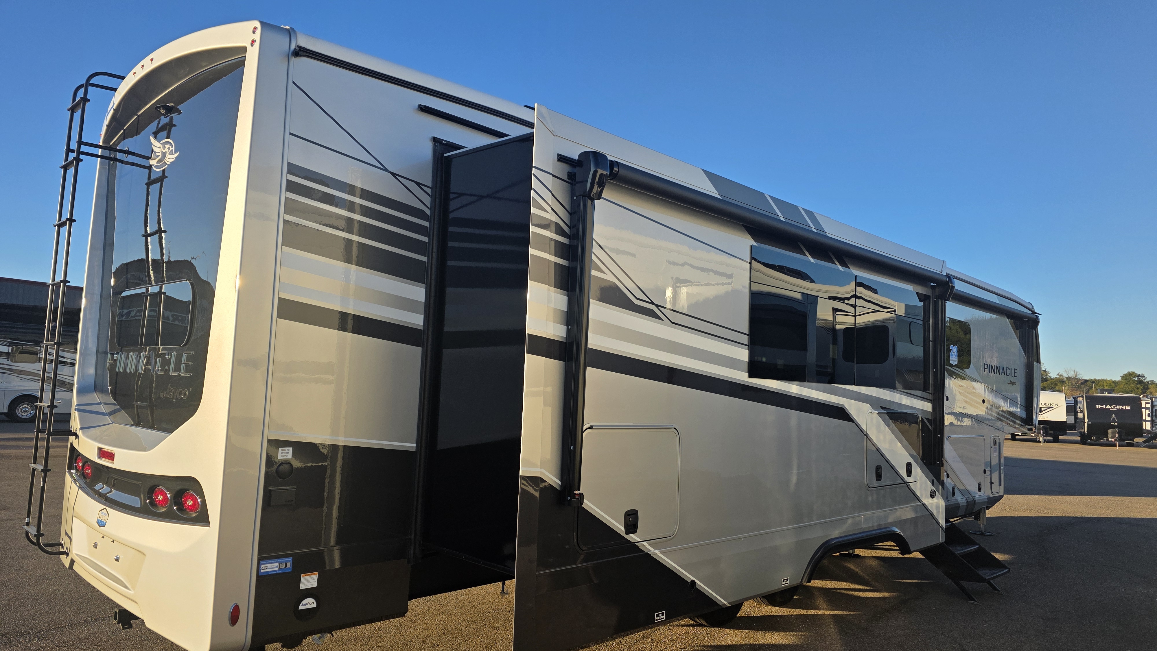 2027 JAYCO PINNACLE 38FBRK - Image 4