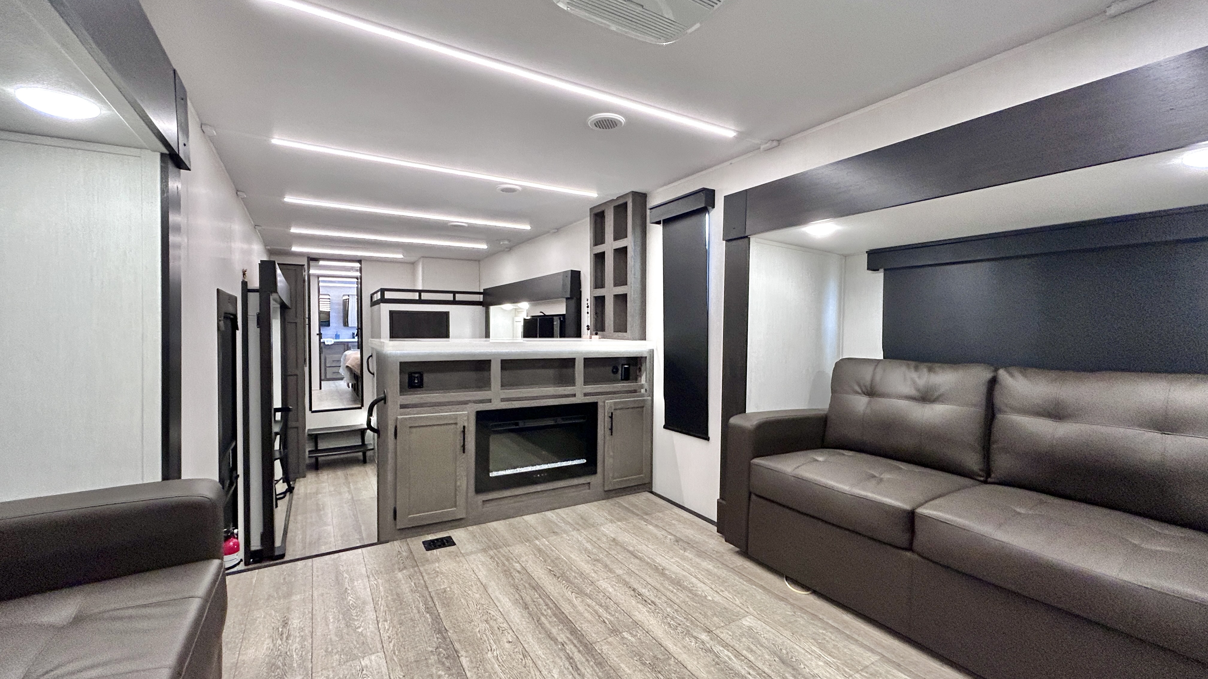 2025 Forest River ARCTIC WOLF 3950SUITE - Image 18