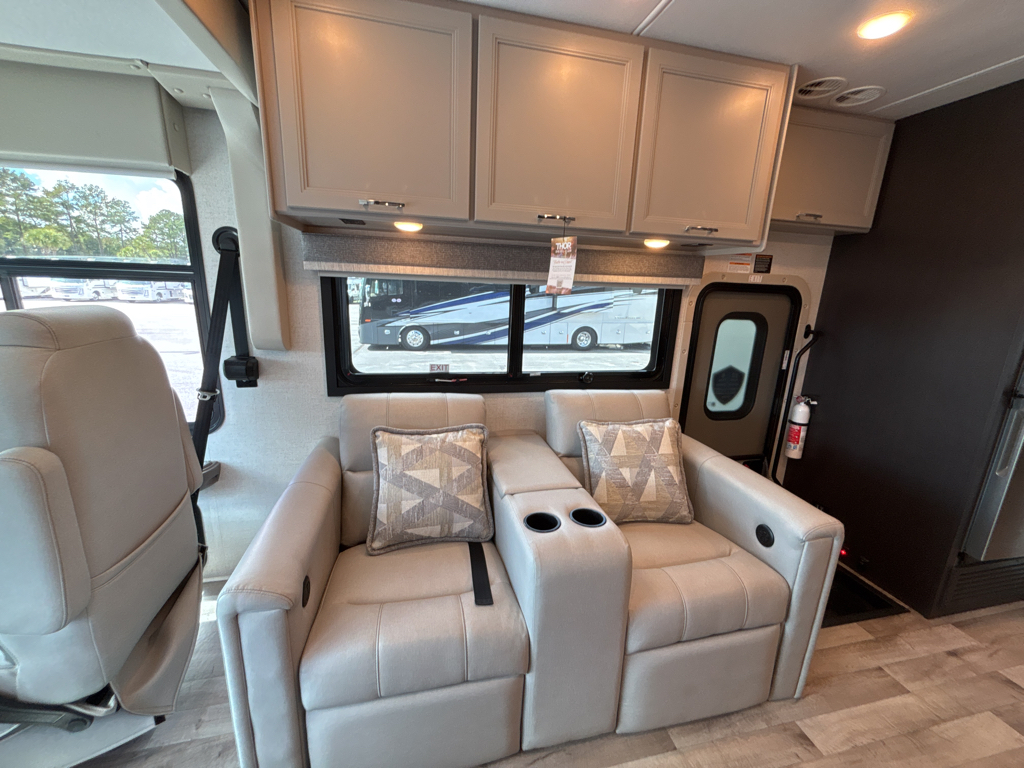 2026 THOR MOTOR COACH PALAZZO 33.6 - Image 10