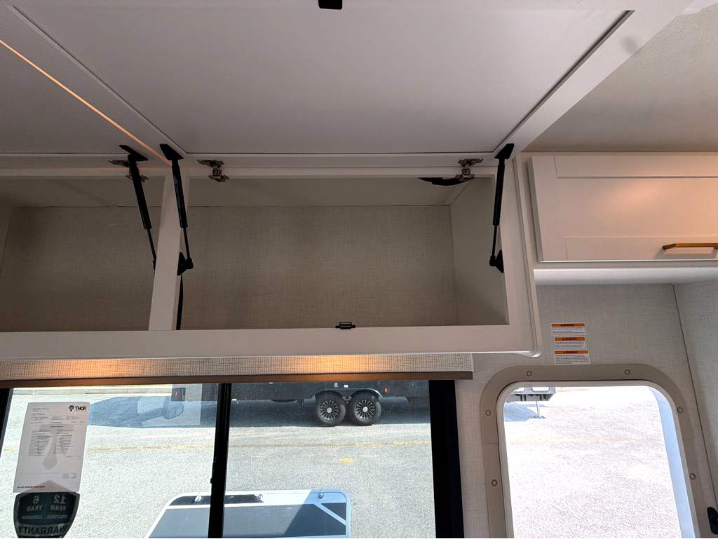 2027 THOR MOTOR COACH MAGNITUDE GA28 - Image 33