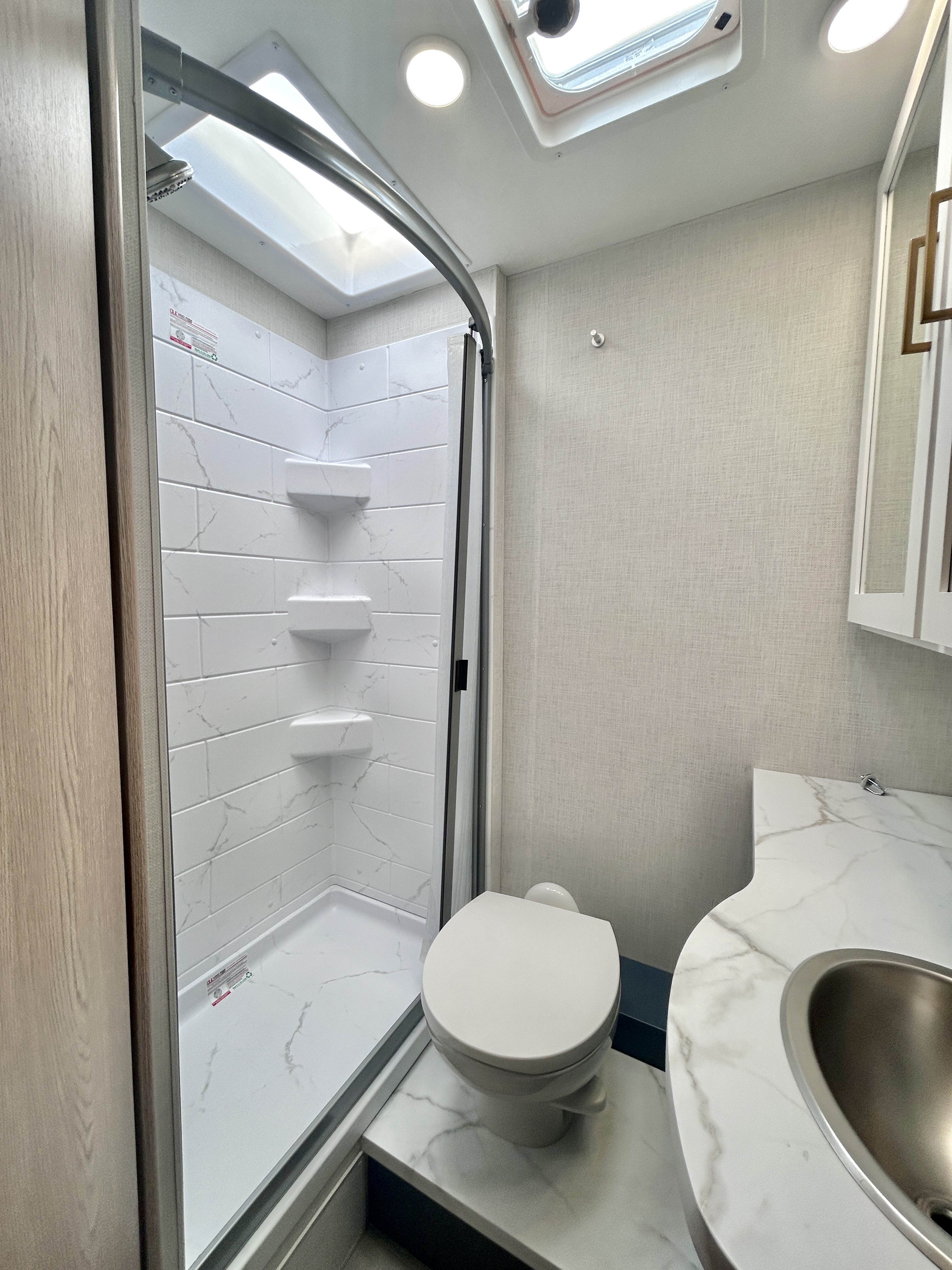 2027 Thor Motor Coach Quantum LC28 - Image 23