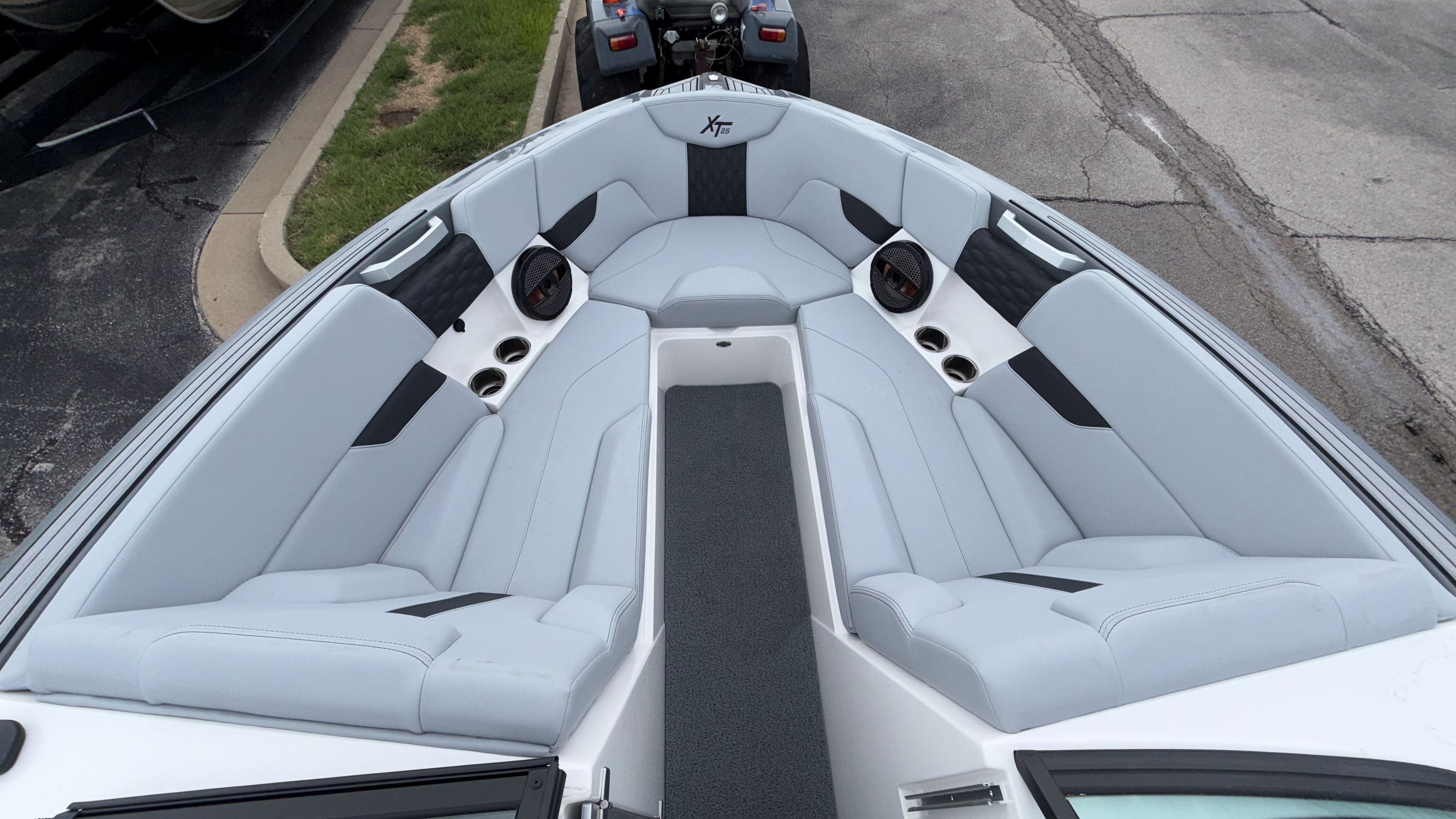 2024 MasterCraft XT25 - Image 25