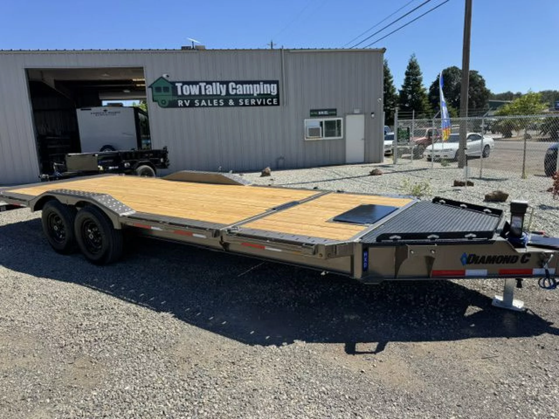 2026 DIAMOND C TRAILERS DIAMOND C HXD 207 L22X102 GVWR 15.5 - Image 1