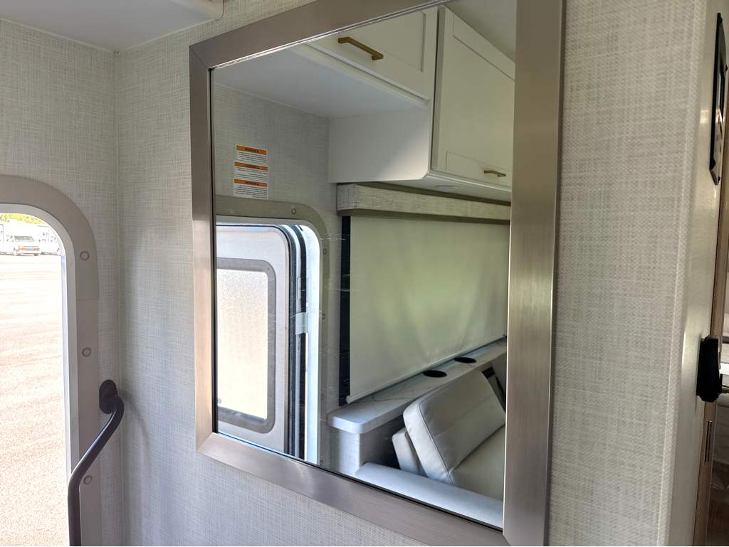 2027 THOR MOTOR COACH MAGNITUDE GA28 - Image 16
