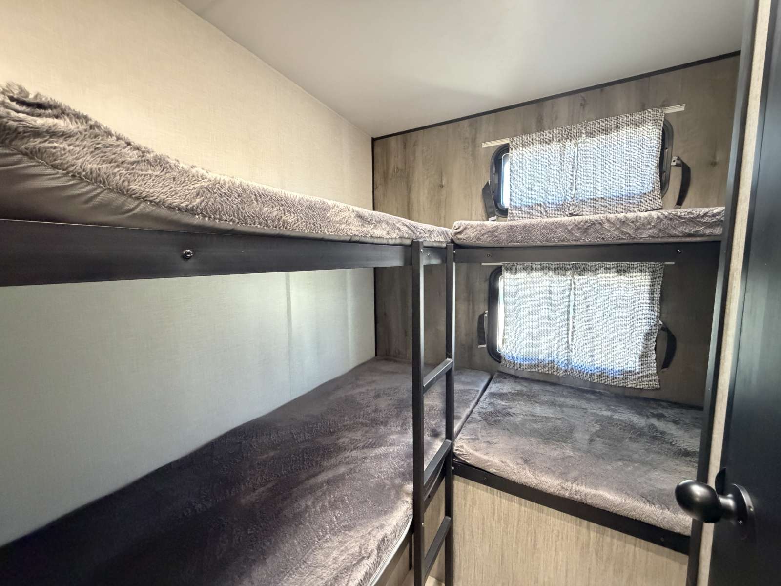 2023 KZ RV Durango Half-Ton D274BHD - Image 18