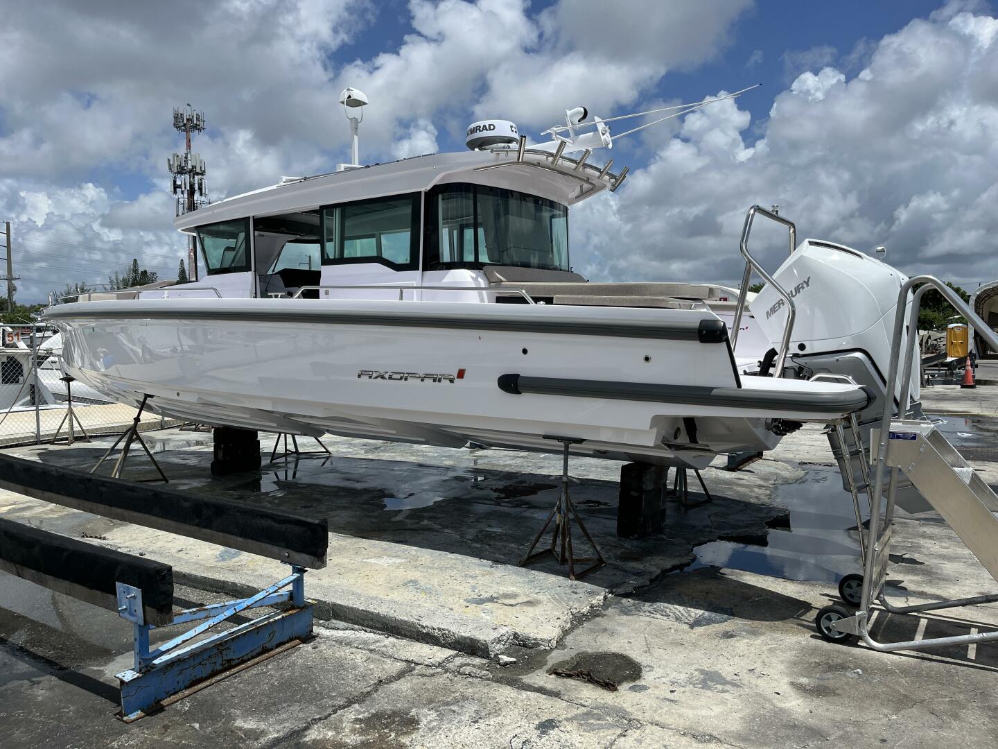 2024 Axopar Cross Cabin - Image 3