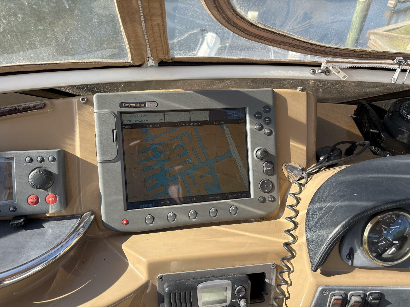 2005 Carver 396 - Image 15