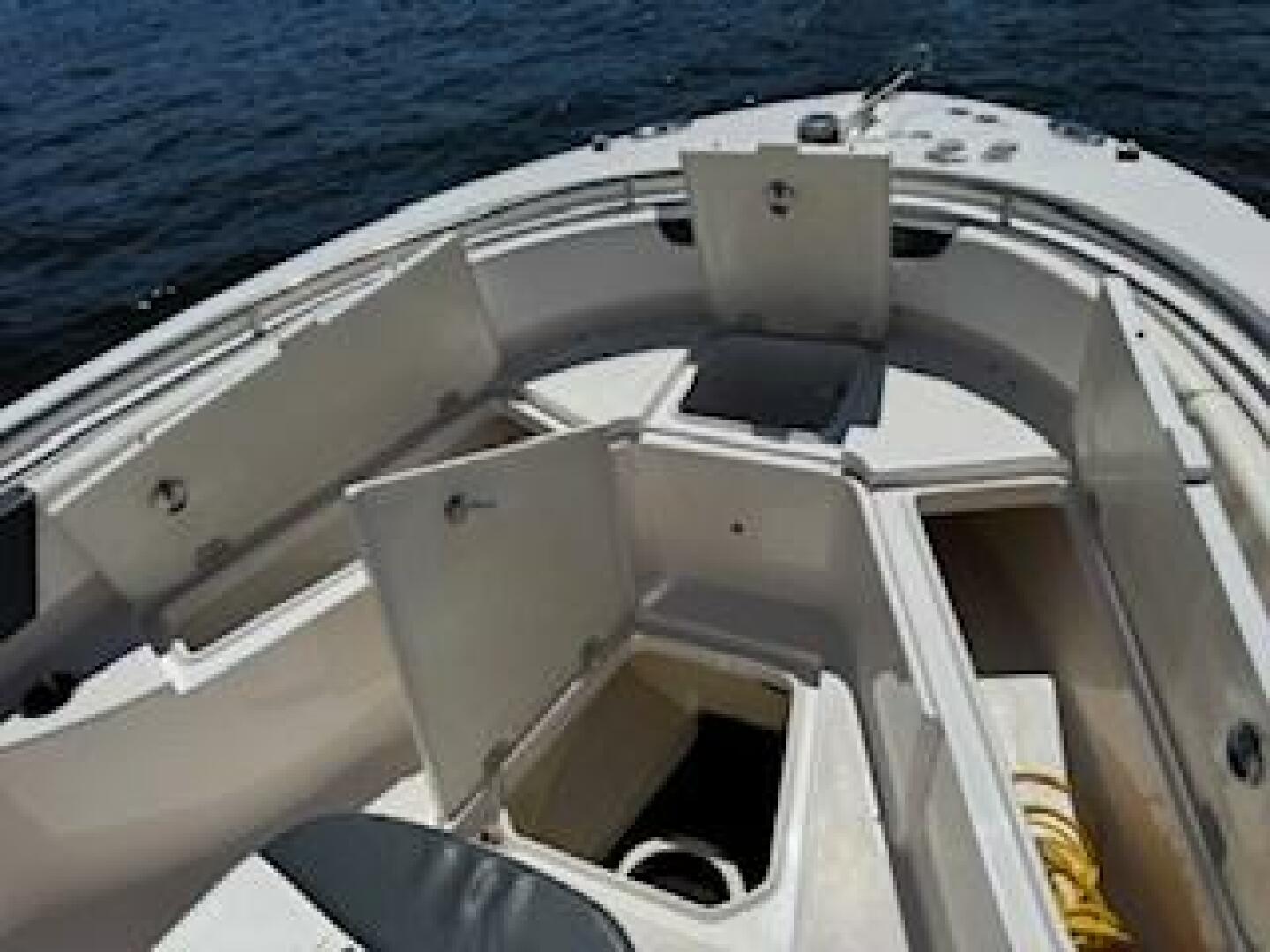 2022 Robalo R242 Center Console Base - Image 10