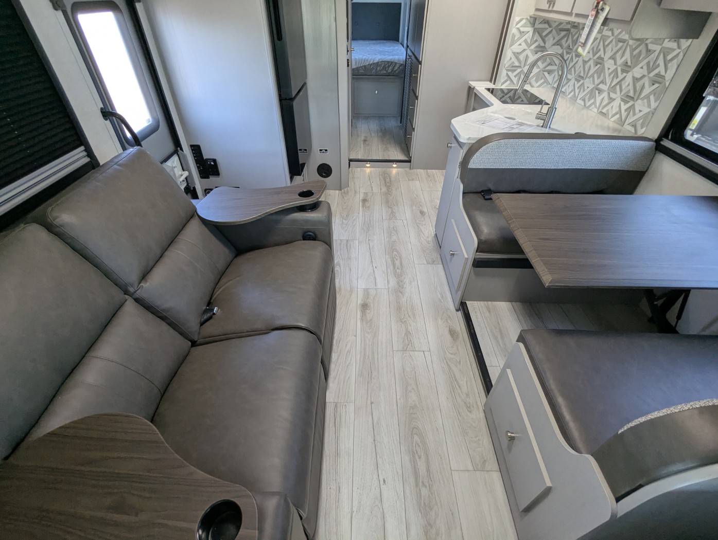 2026 Coachmen Entourage 320LV - Image 11