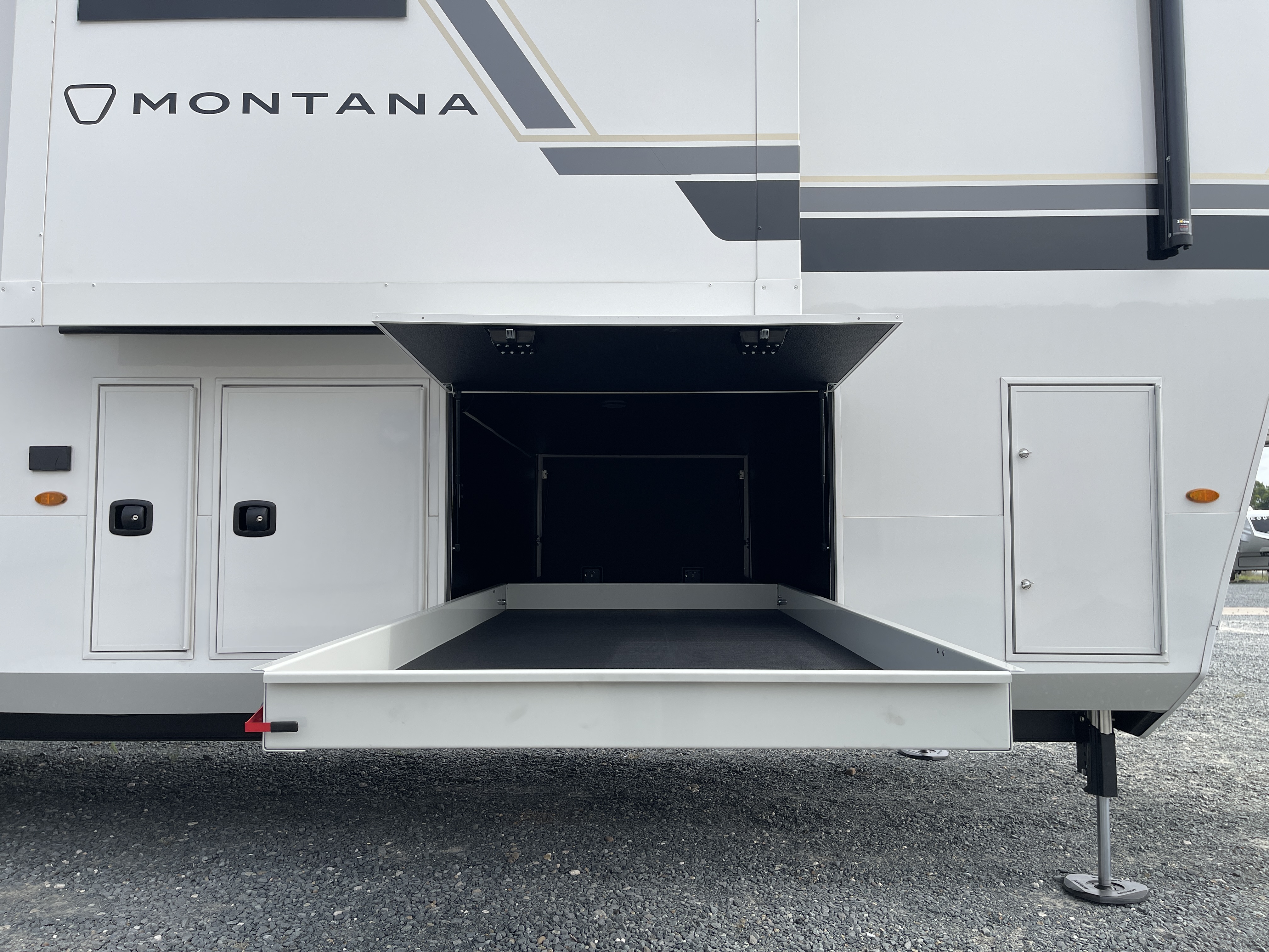 2027 Keystone Montana 3900RK - Image 11
