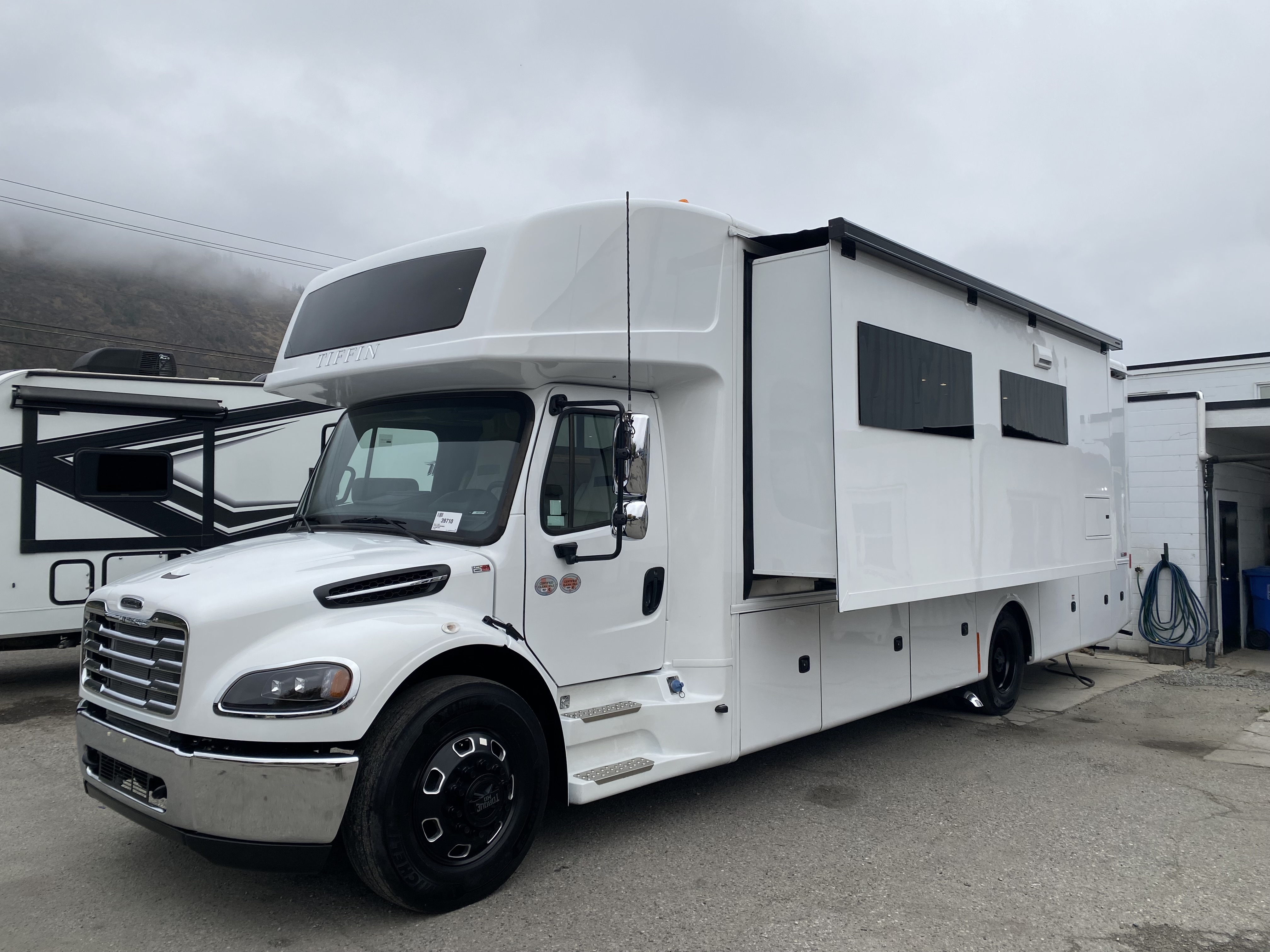 2027 Tiffin Allegro Bay 34DB - Image 6