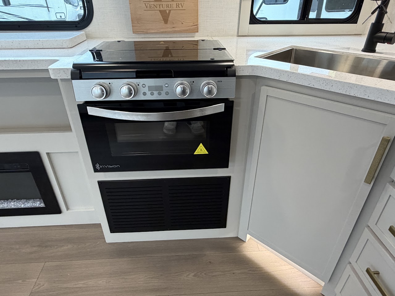 2027 VENTURE RV STRATUS 282VFD - Image 24
