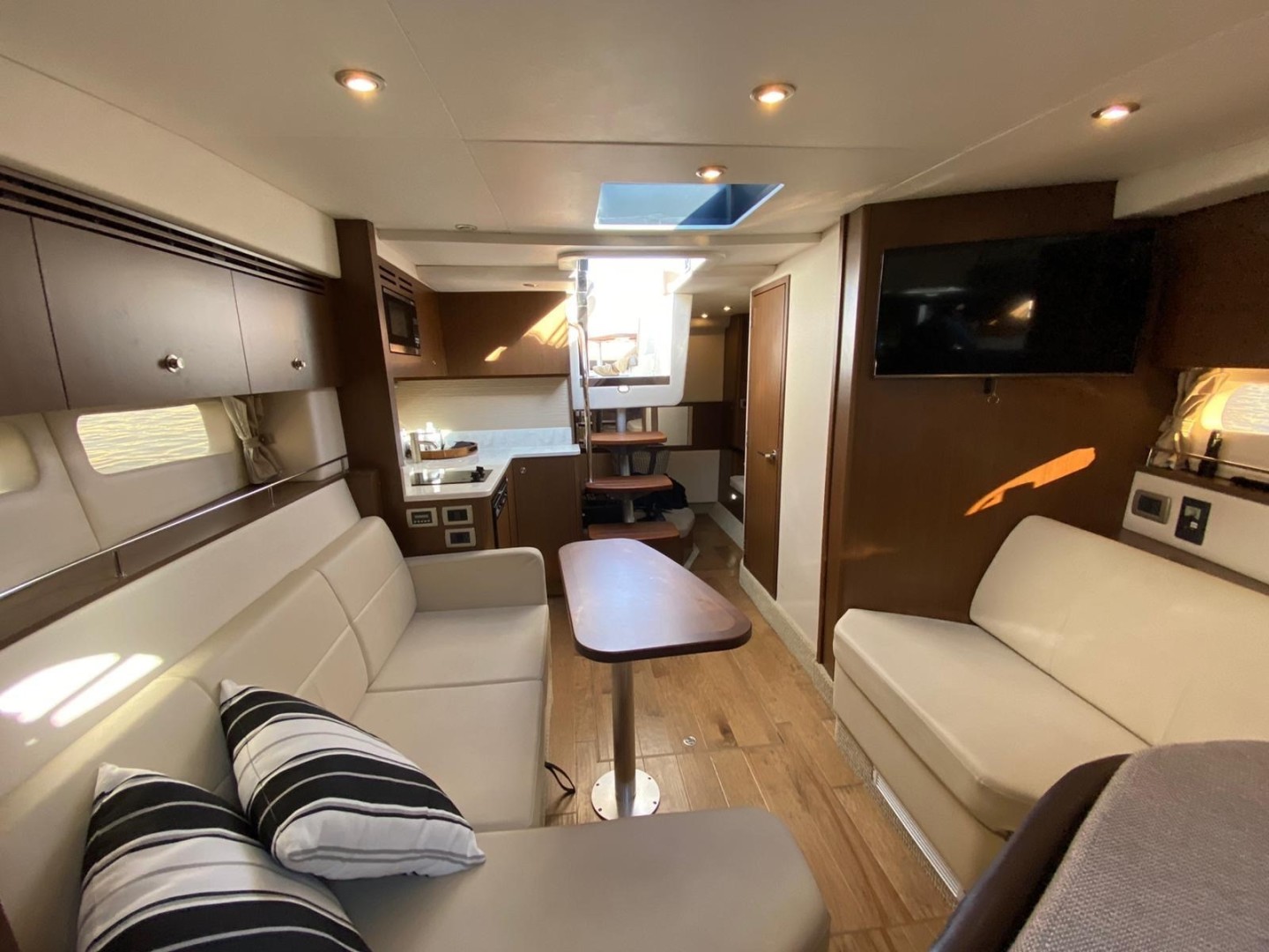 2018 Sea Ray Sundancer 350 - Image 6