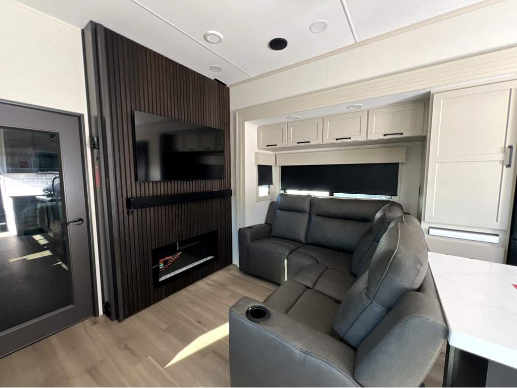 2026 GRAND DESIGN MOMENTUM 395MT - Image 9