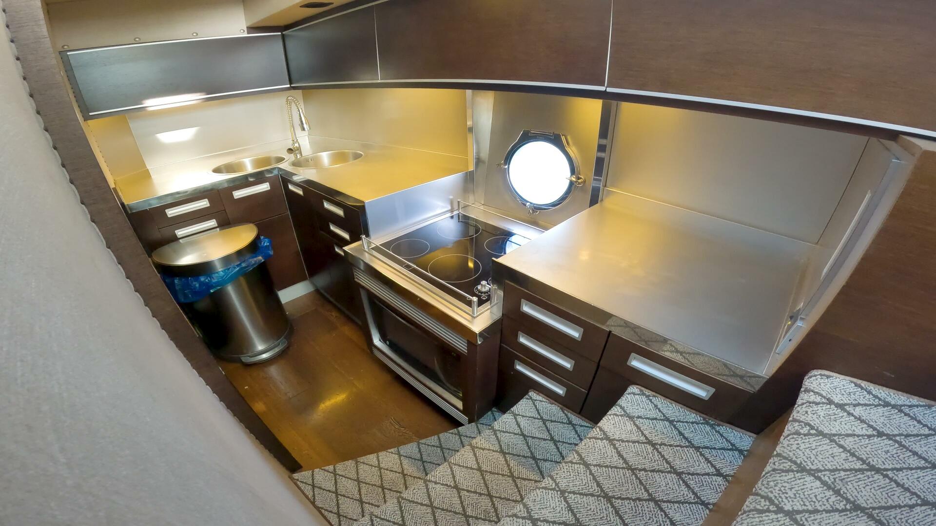 2011 Azimut 68S - Image 25