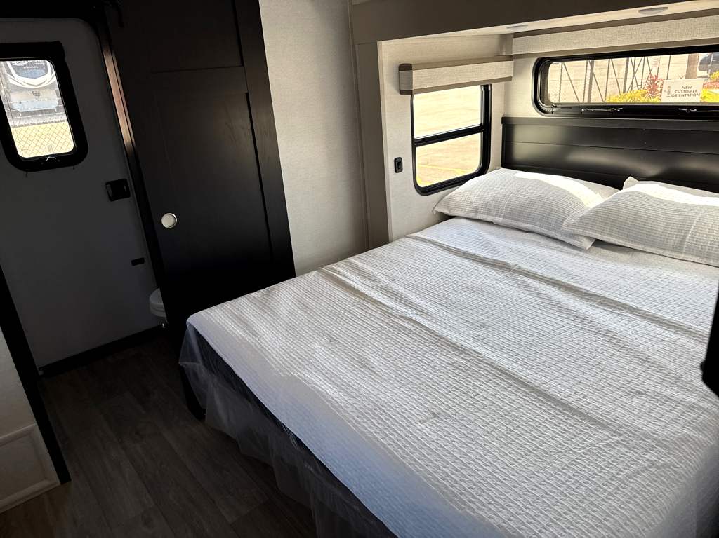 2027 JAYCO NORTH POINT 375TBDB - Image 15