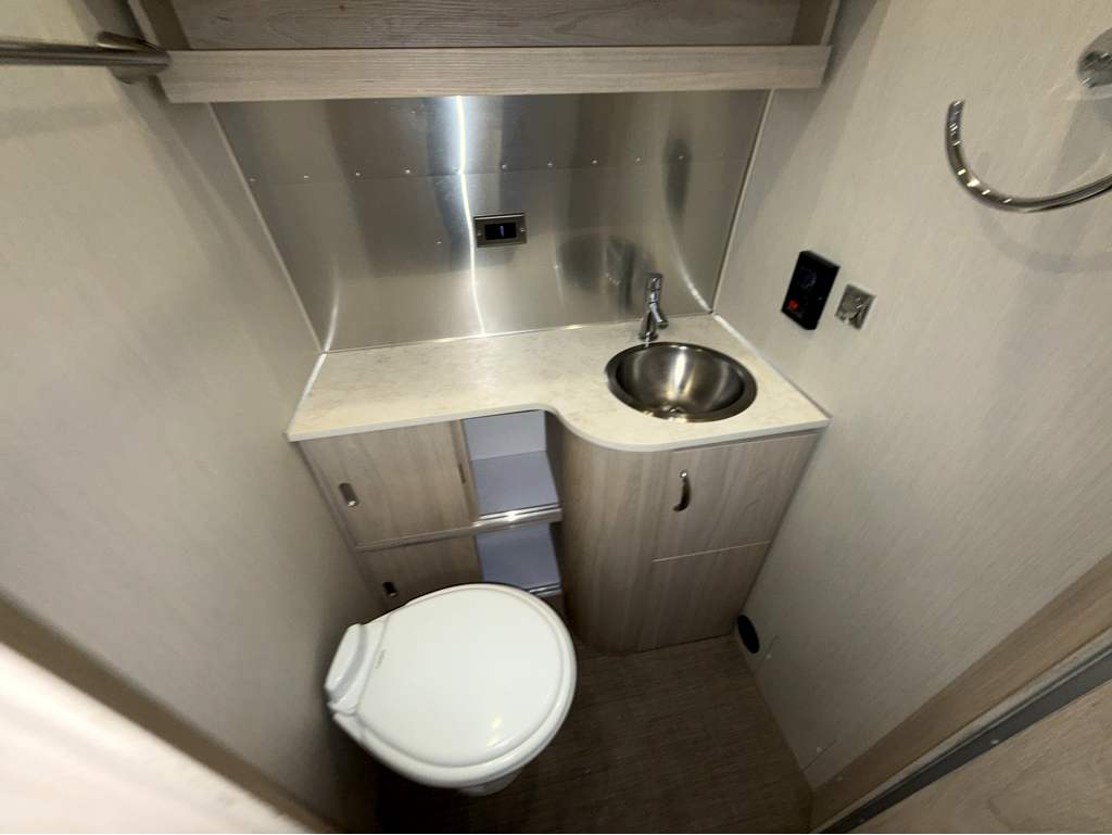 2024 AIRSTREAM GLOBETROTTER 27FB TWIN - Image 27