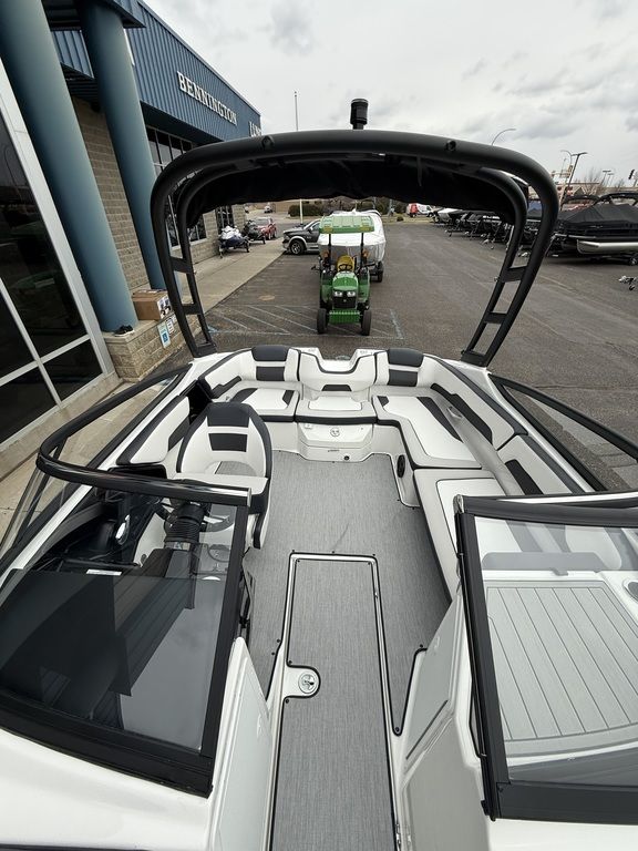 2025 Yamaha Boats AR195 - Image 9