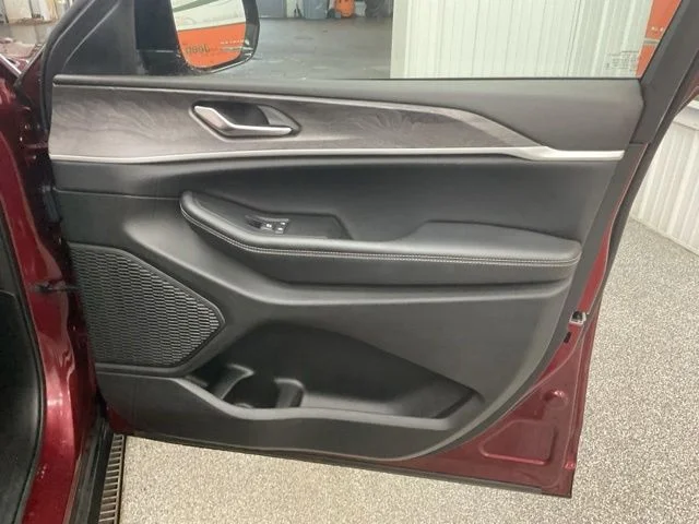 2023 Jeep Grand-Cherokee-L Laredo Altitude 4x4 - Image 26
