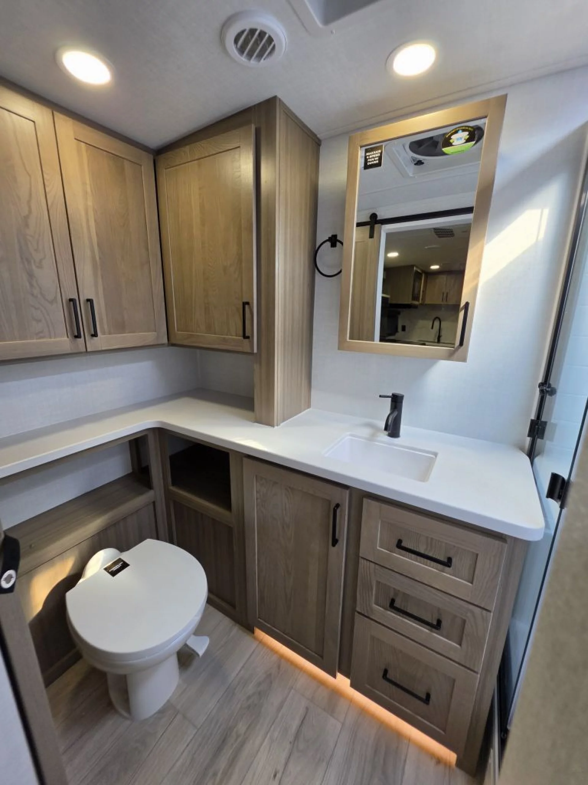 2027 FOREST RIVER ROCKWOOD ULTRA LITE 2621RB - Image 17