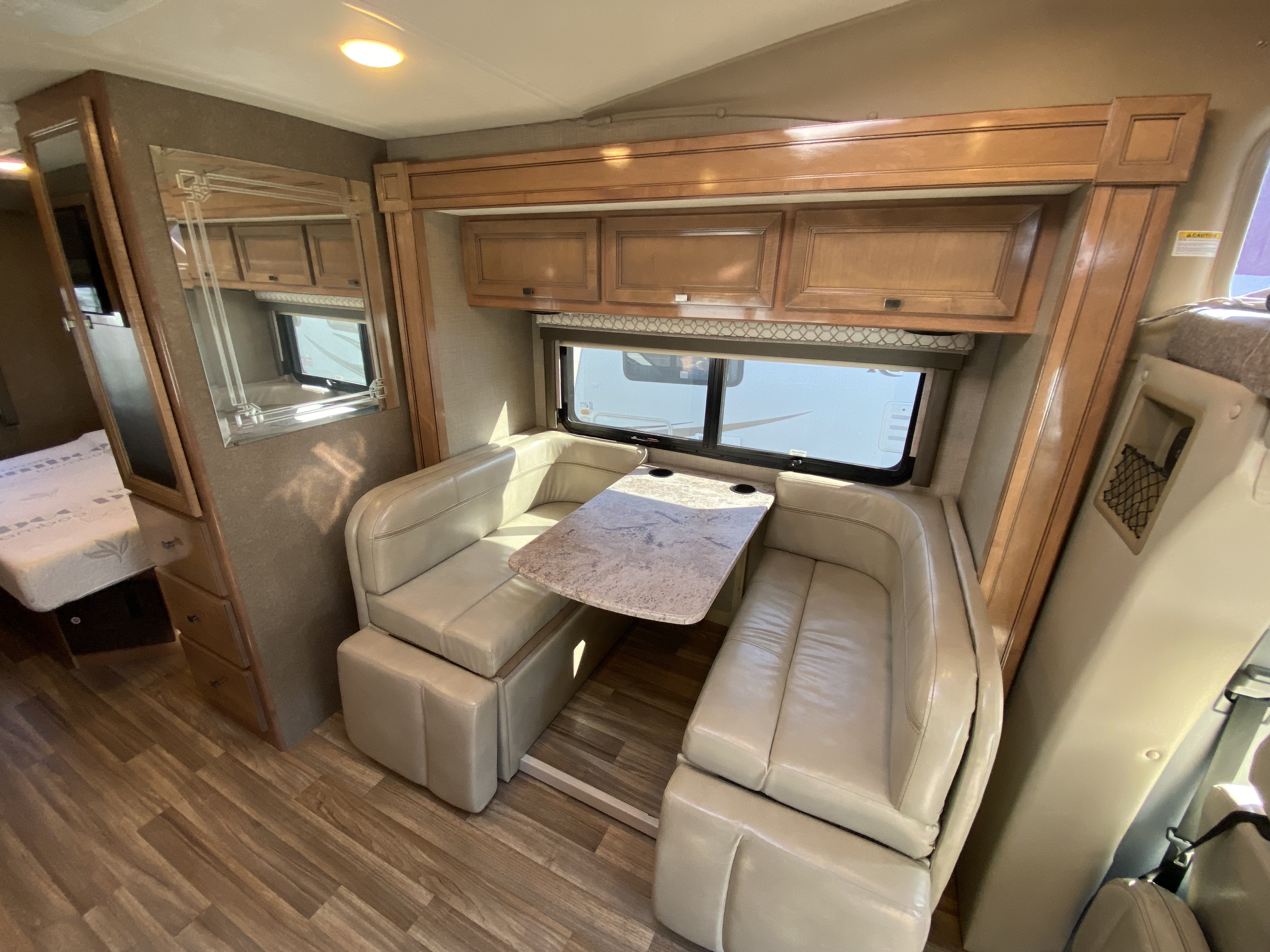 2019 THOR MOTOR COACH SYNERGY SS24 - Image 6