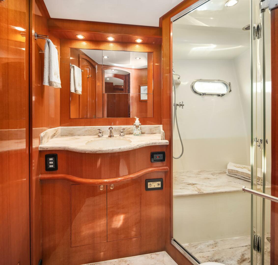 2014 Hampton 720 Skylounge LRC - Image 54