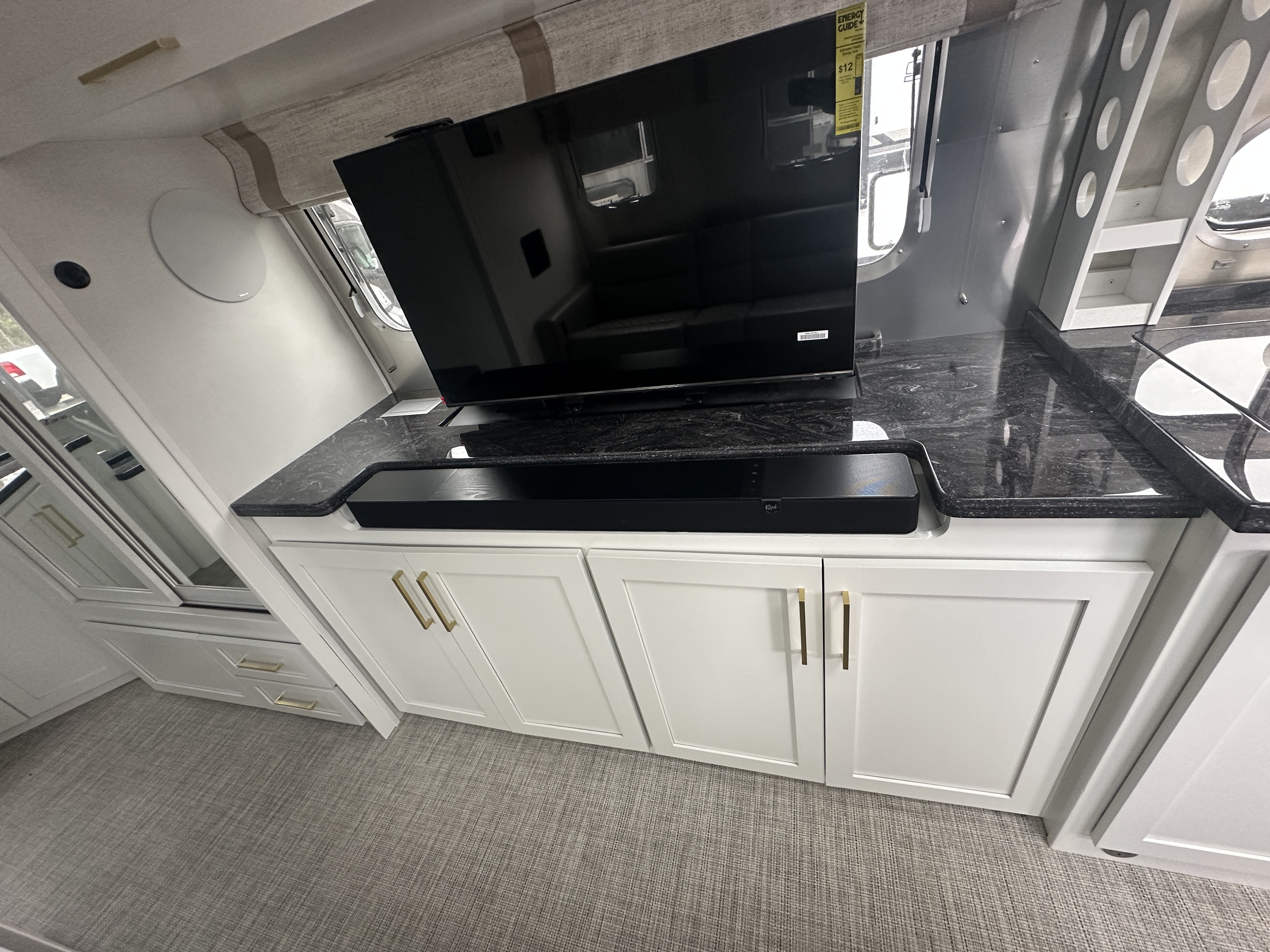 2026 Airstream Classic 33FB - Image 18