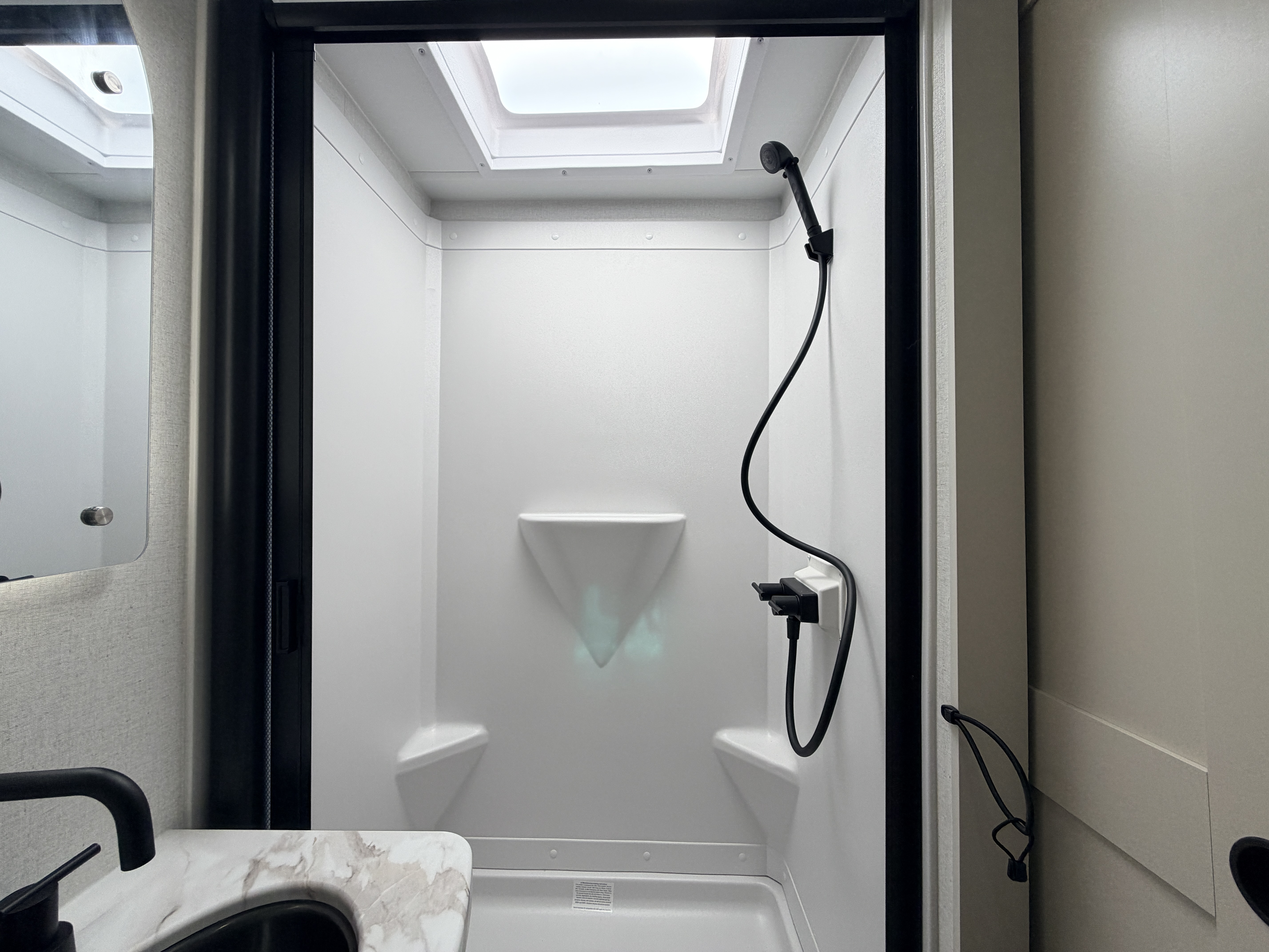 2027 Grand Design Imagine AIM 19MLA - Image 21