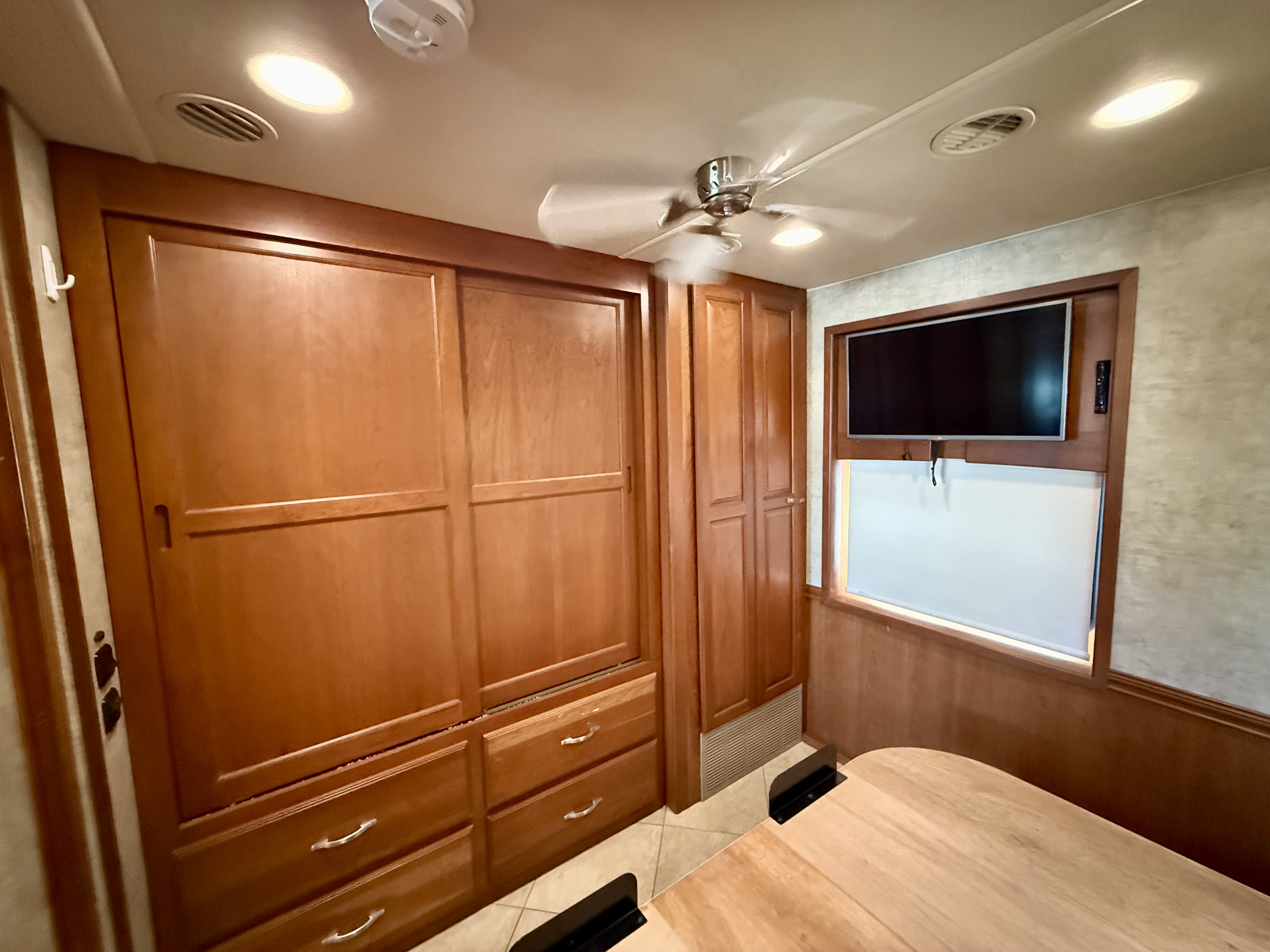 2015 Winnebago Adventurer 38Q - Image 23