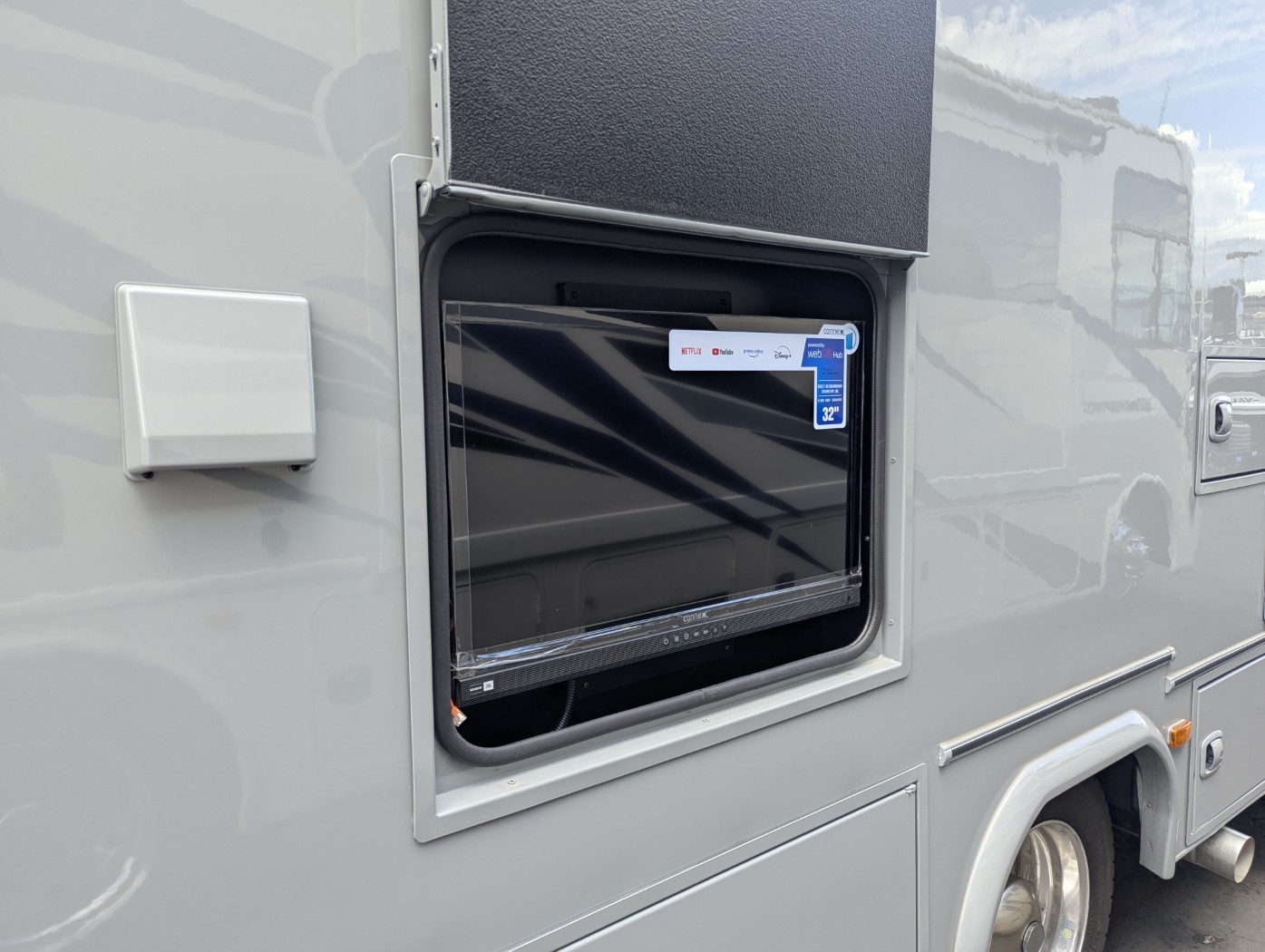 2027 Coachmen Entourage 330DS - Image 9