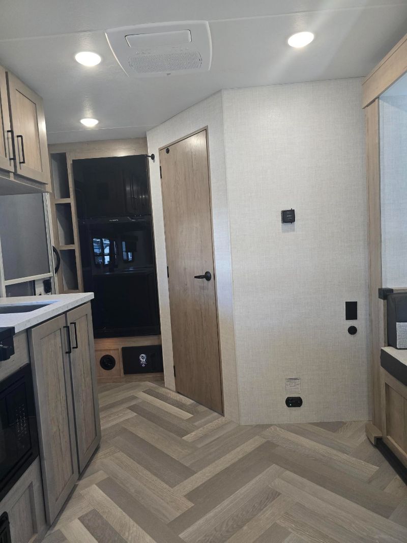 2026 Ember RV E-Series 18FBE - Image 9